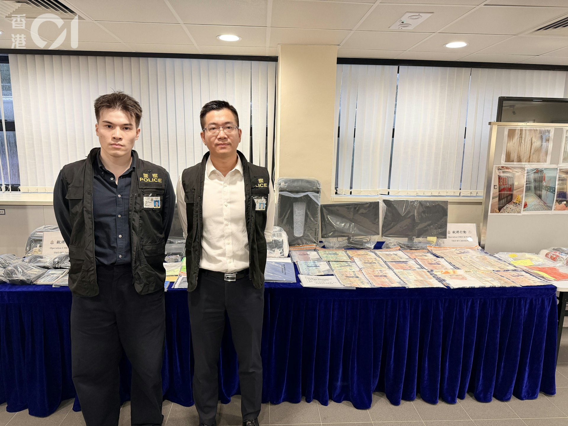 將軍澳警區助理指揮官(刑事)警司侯禮文(右)及反三合會行動組督察王嘉聲。(馬耀文攝) 將軍澳警區助理指揮官(刑事)警司侯禮文(右)及反三合會行動組督察王嘉聲。(馬耀文攝)