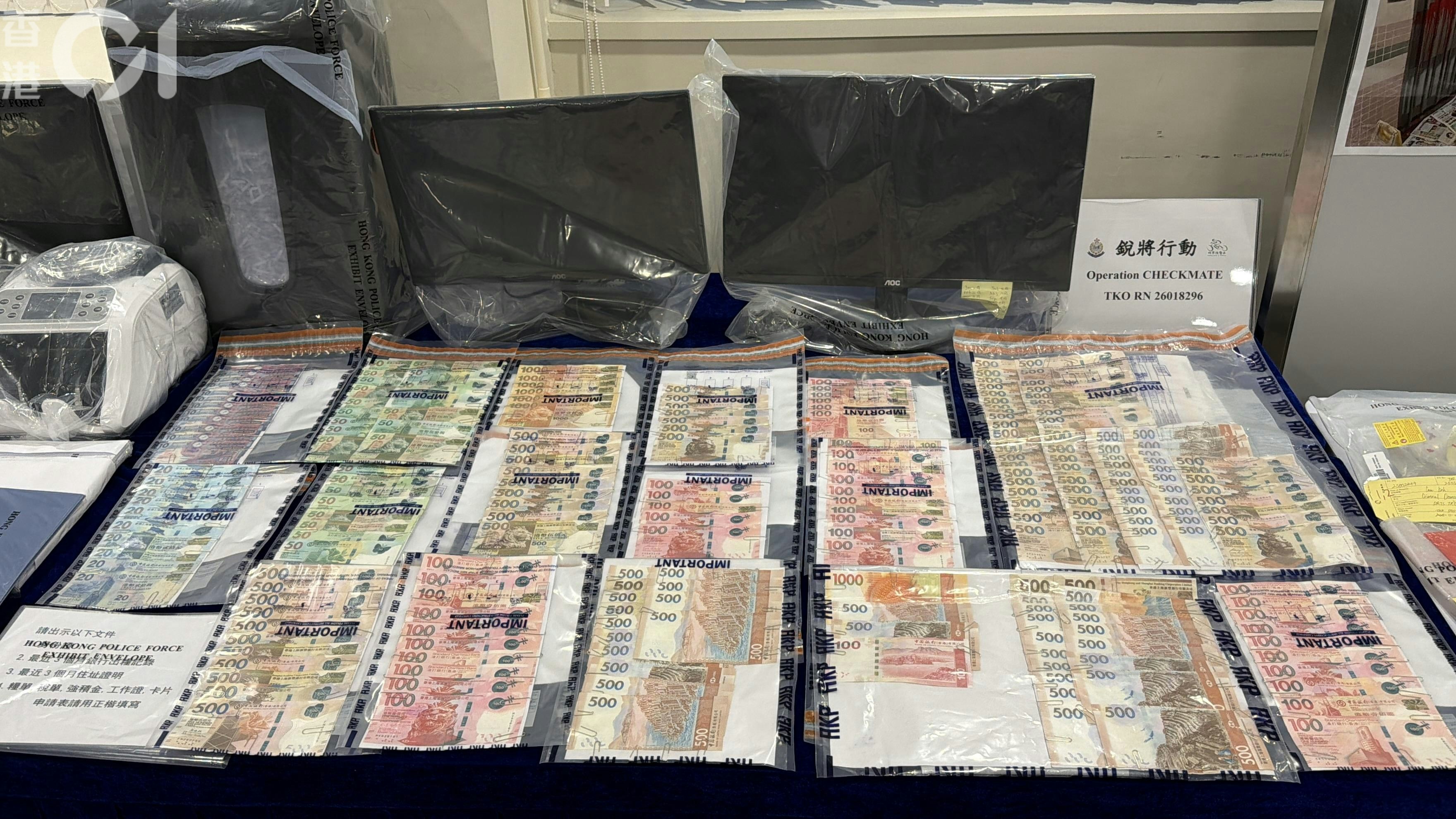 行動中檢獲一批現金。（馬耀文攝）