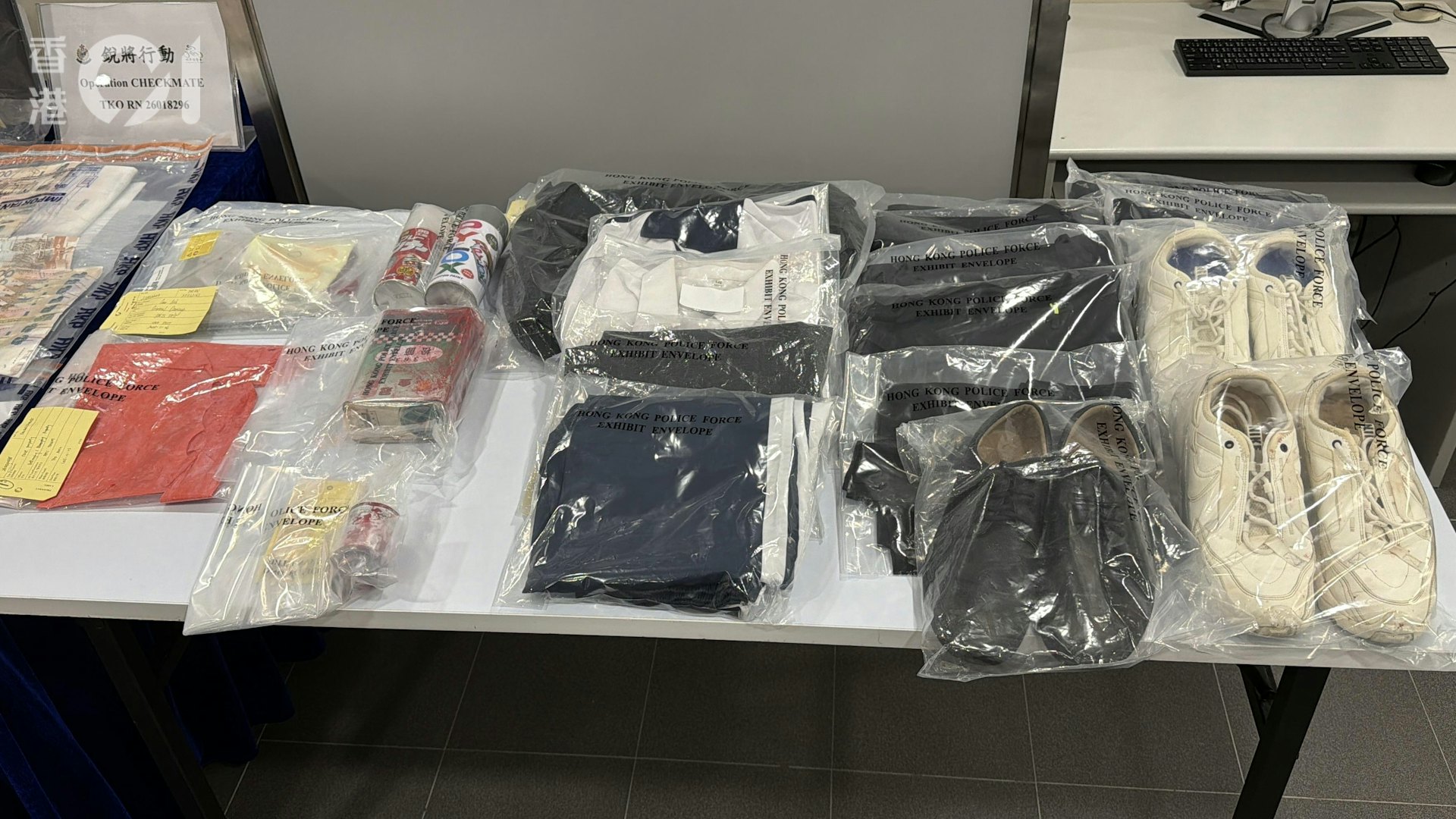 行動中檢獲疑犯犯案時穿着的衣物。(馬耀文攝) 行動中檢獲疑犯犯案時穿着的衣物。(馬耀文攝)