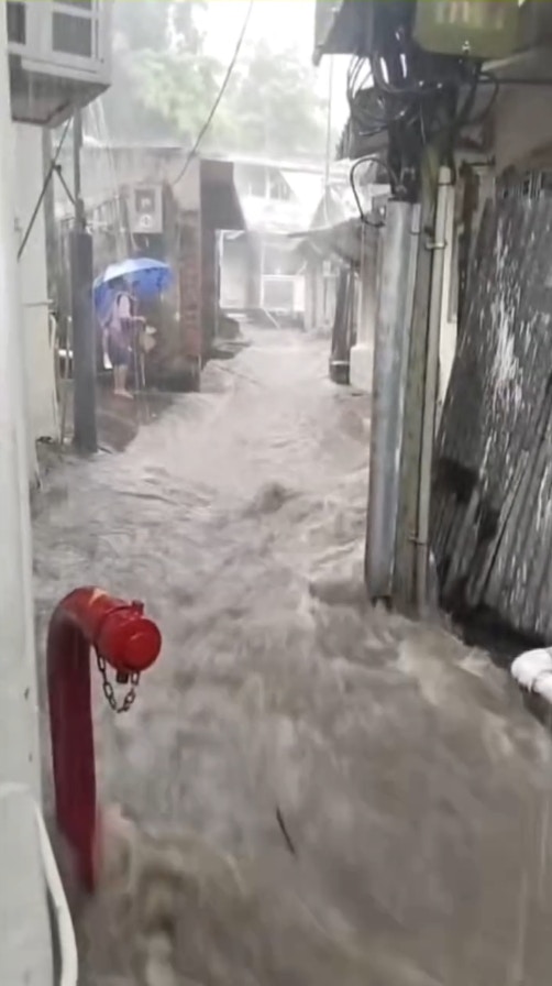 黑雨有片｜屯門多處水浸井頭村現激流湖山河畔公園水淹單車徑