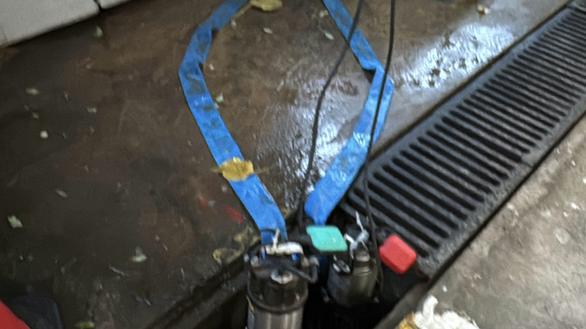 水浸黑點柴灣環翠停車場於在下水道位置加設水泵。(翁鈺輝攝) 水浸黑點柴灣環翠停車場於在下水道位置加設水泵。(翁鈺輝攝)