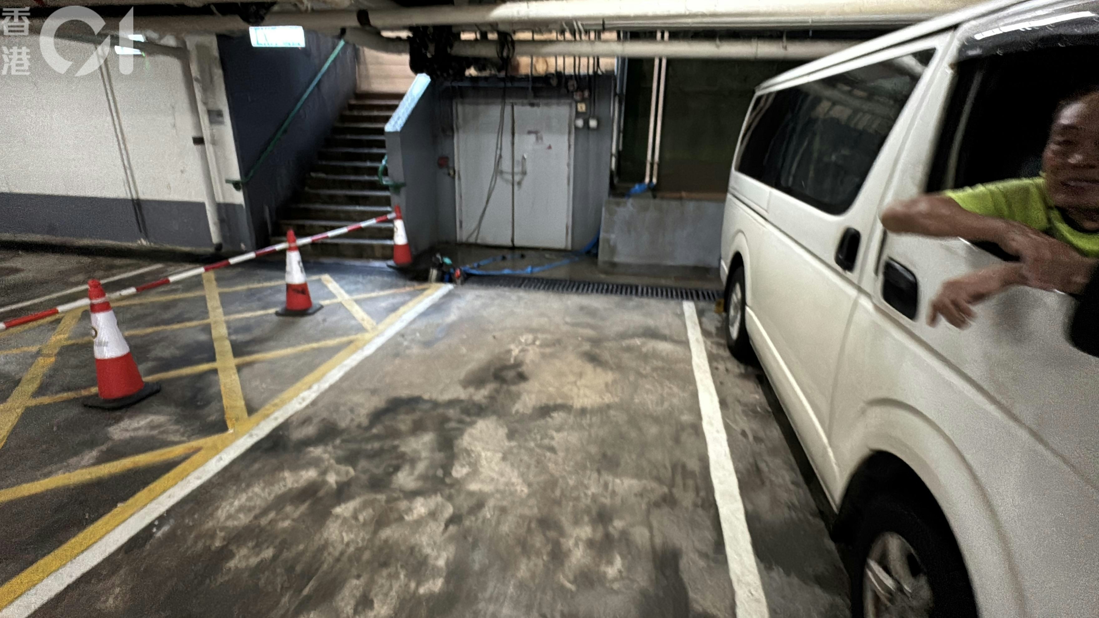 水浸黑點柴灣環翠停車場部分位置禁止停泊。（翁鈺輝攝）