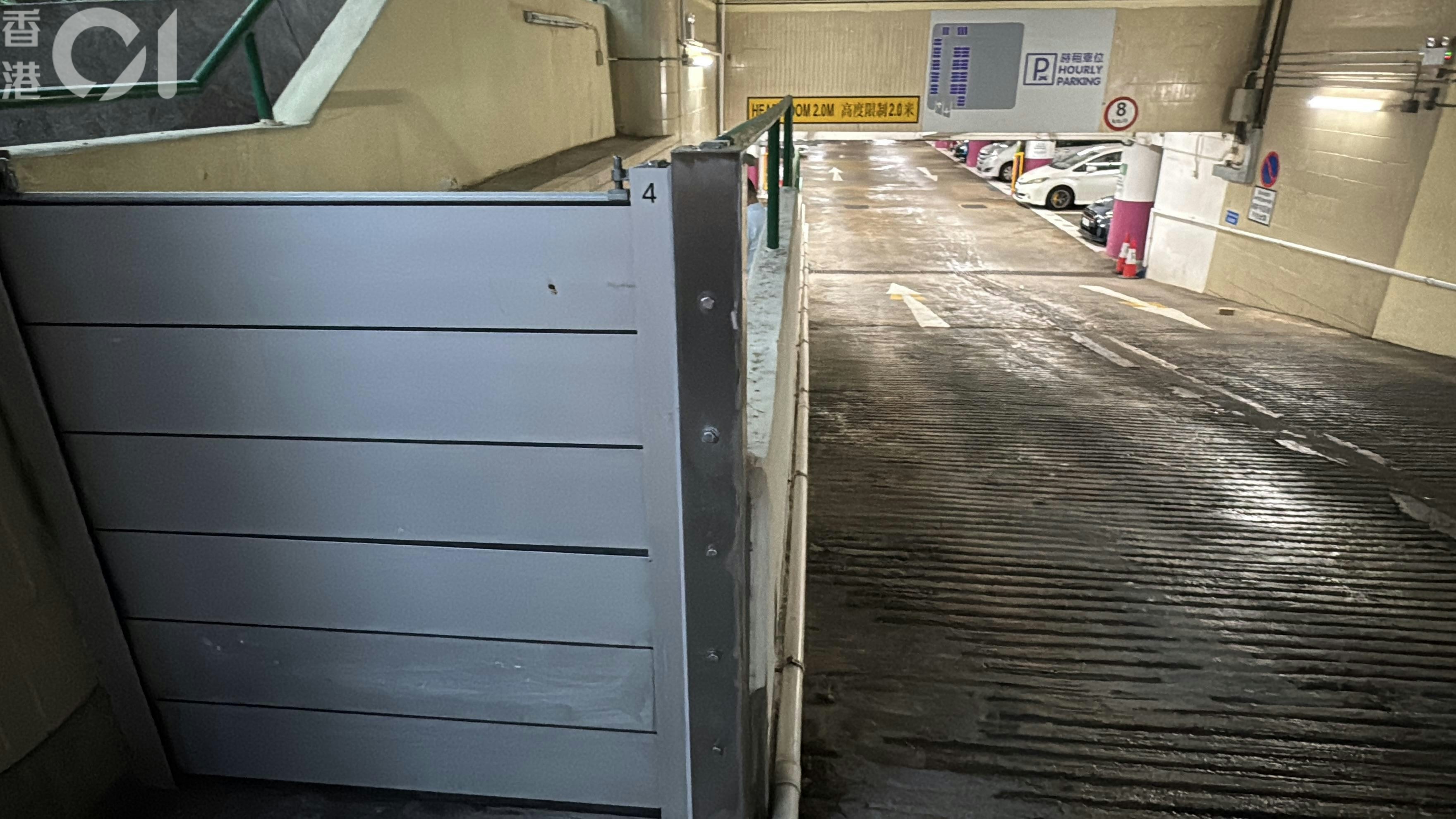 水浸黑點柴灣環翠停車場近年加強防水措施。（翁鈺輝攝）