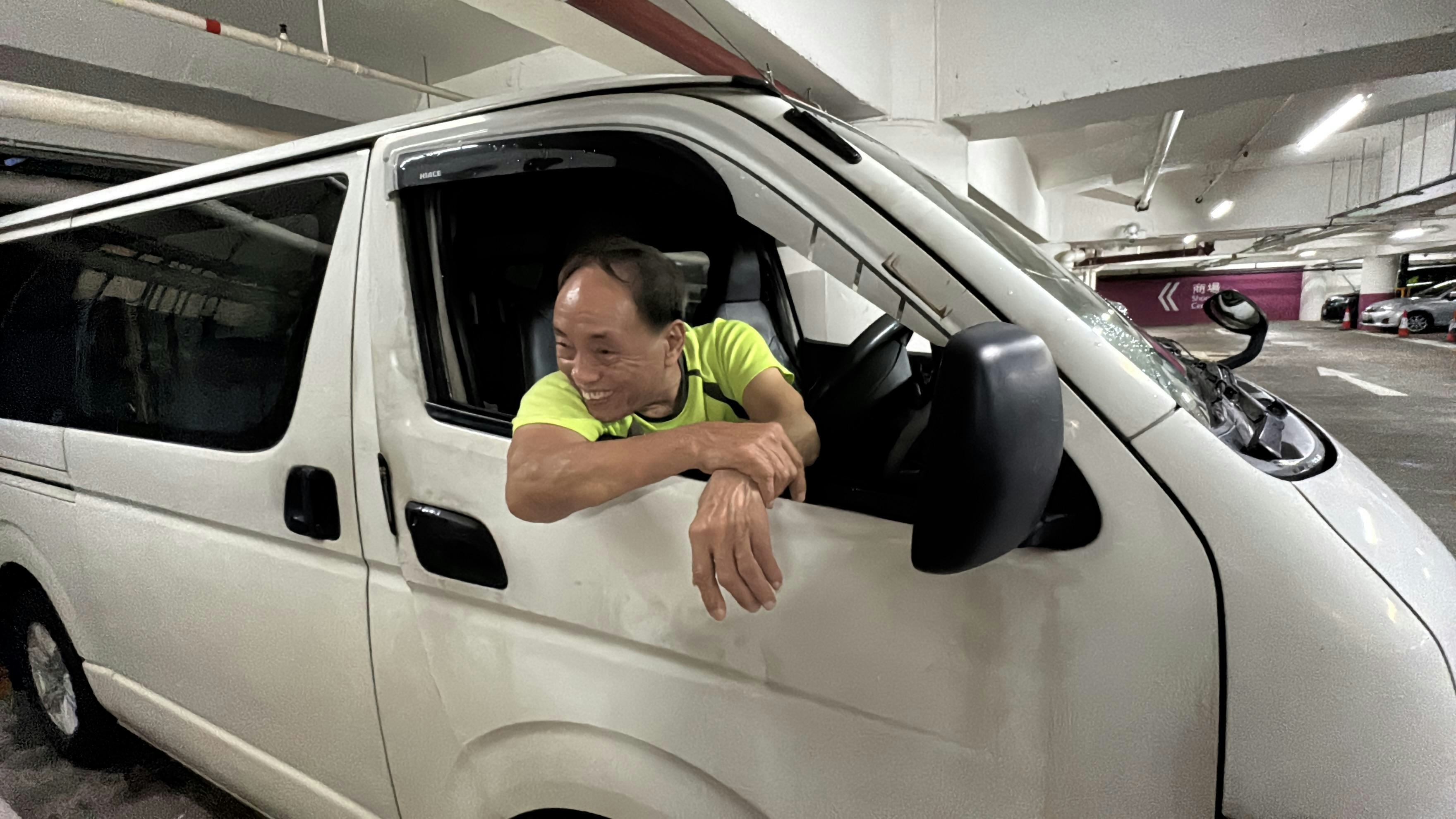 車主譚先生表示，曾在該停車場歷經兩次水浸，是次知悉黑雨後，特意回來顧車。（翁鈺輝攝）