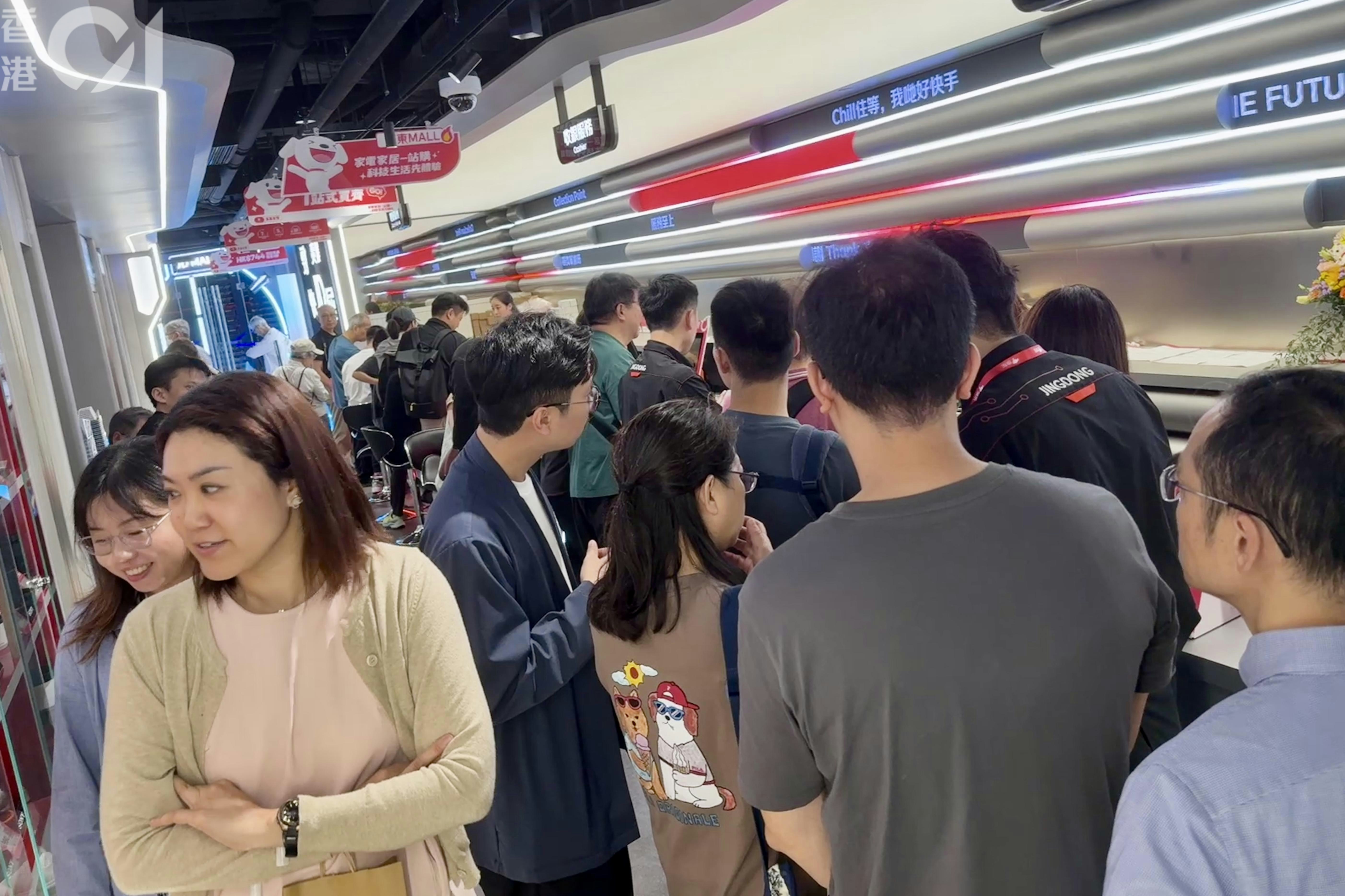 天文台發出紅色暴雨警告，也無阻大批市民到場「掃貨」，收銀處大排長龍。（歐陽德浩攝）