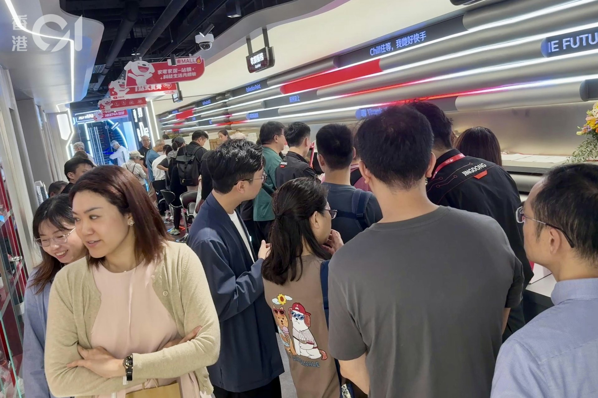 天文台發出紅色暴雨警告,也無阻大批市民到場「掃貨」,收銀處大排長龍。(歐陽德浩攝) 天文台發出紅色暴雨警告,也無阻大批市民到場「掃貨」,收銀處大排長龍。(歐陽德浩攝)