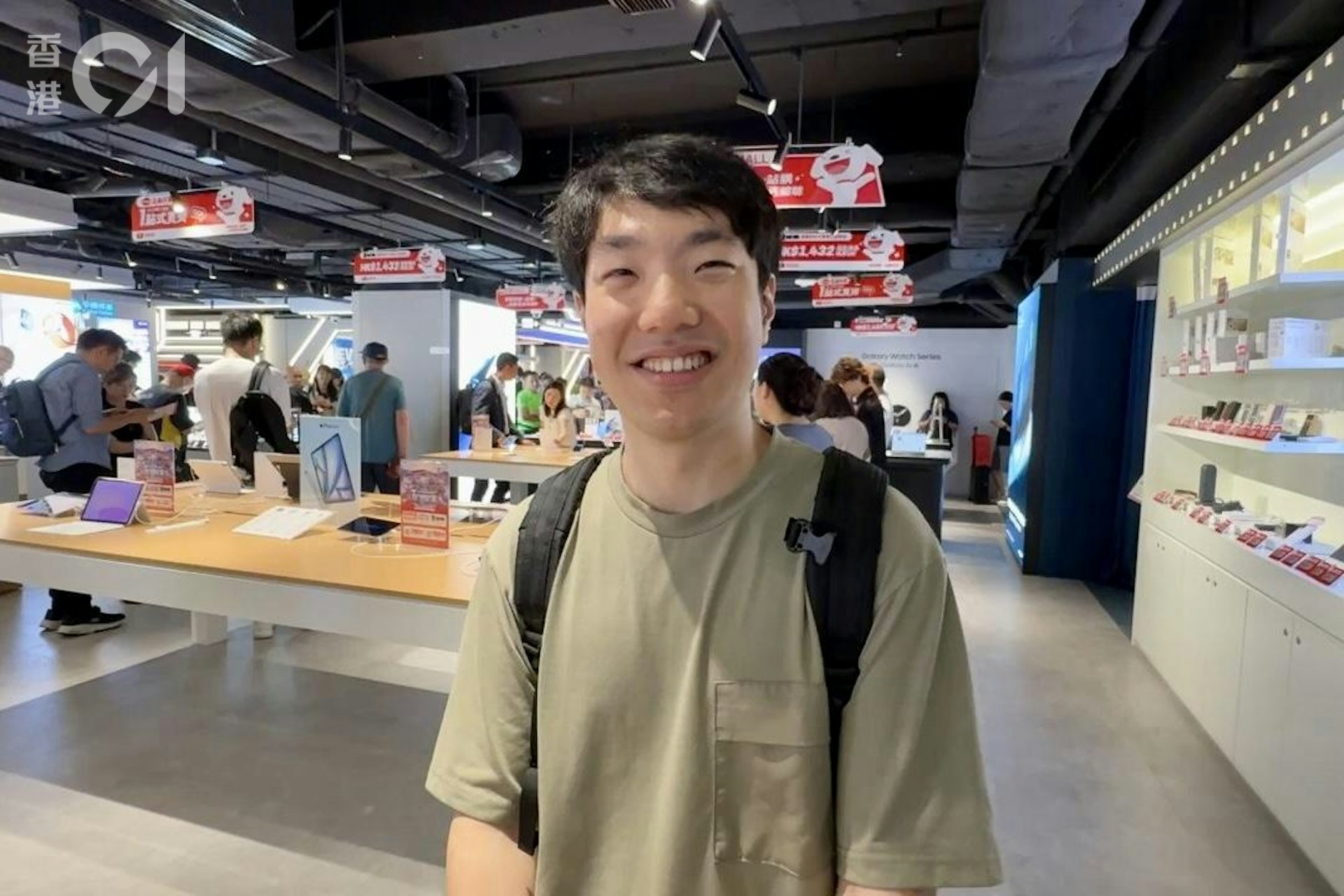 曹先生特地提早到店,只為購買32吋TCL電視機,優惠價666元,限量10部。(歐陽德浩攝) 曹先生特地提早到店,只為購買32吋TCL電視機,優惠價666元,限量10部。(歐陽德浩攝)