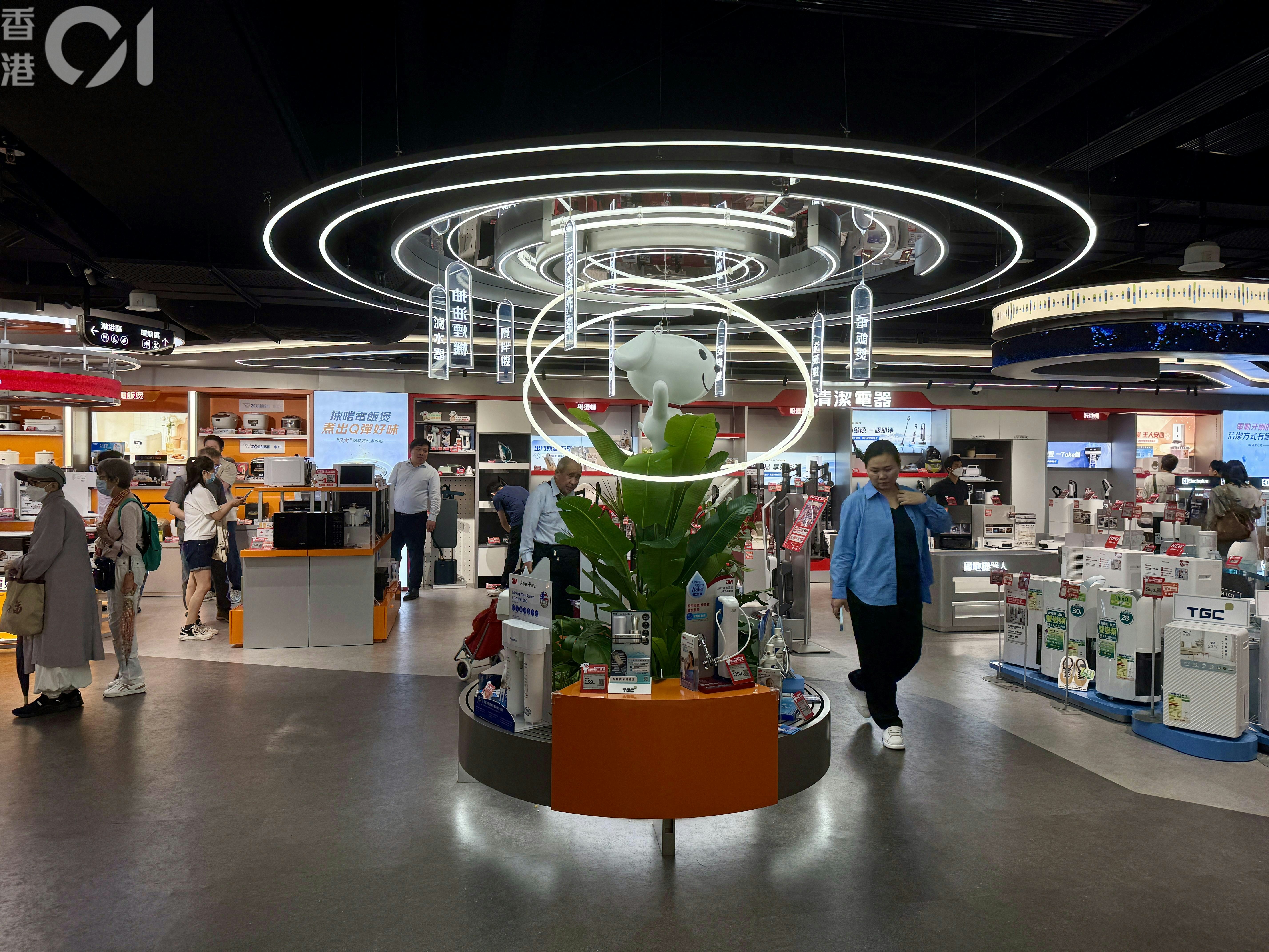 「京東MALL」出售香港正品行貨，即全部採用香港的英式三腳插。（歐陽德浩攝）