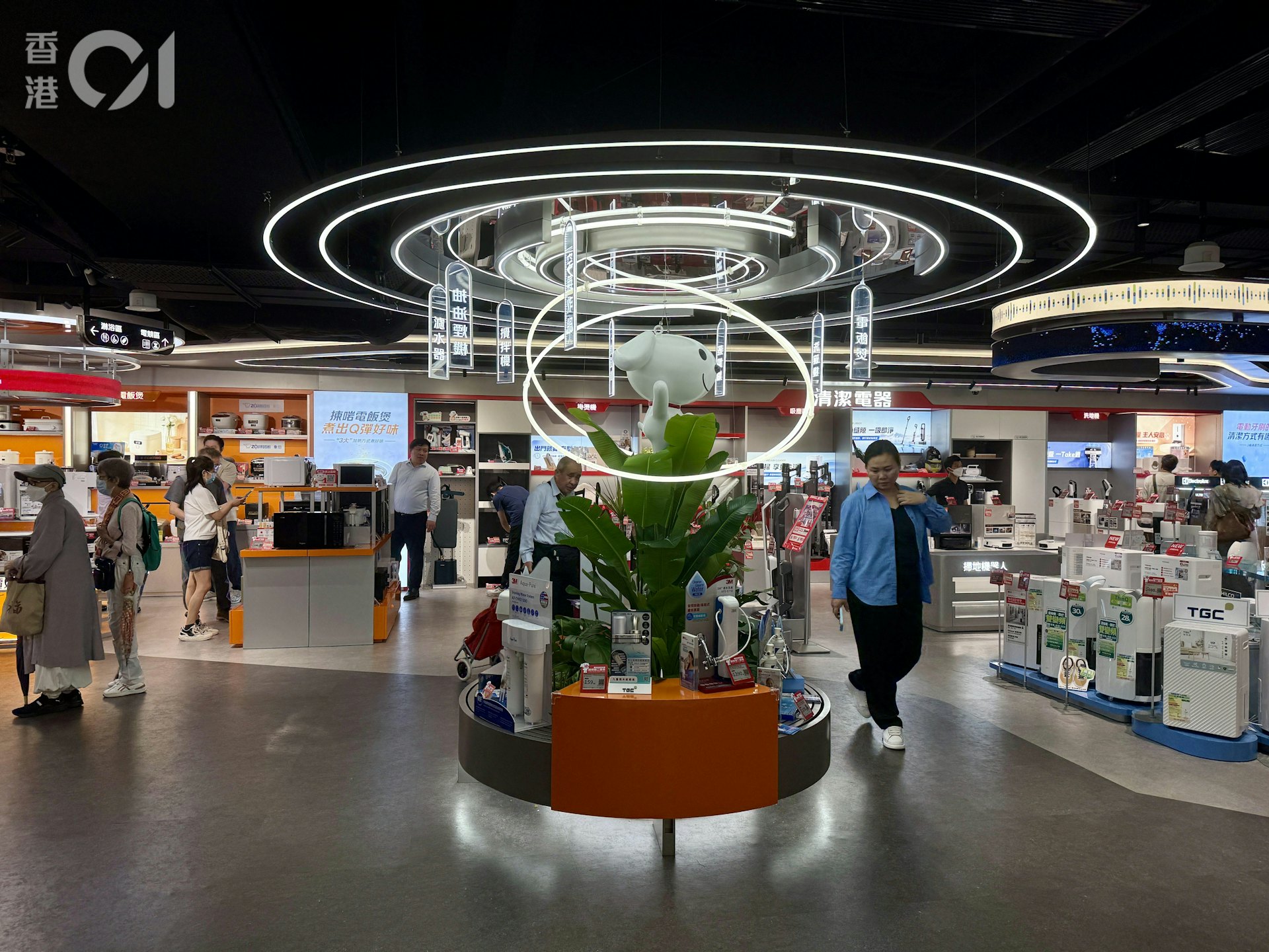 「京東MALL」出售香港正品行貨,即全部採用香港的英式三腳插。(歐陽德浩攝) 「京東MALL」出售香港正品行貨,即全部採用香港的英式三腳插。(歐陽德浩攝)