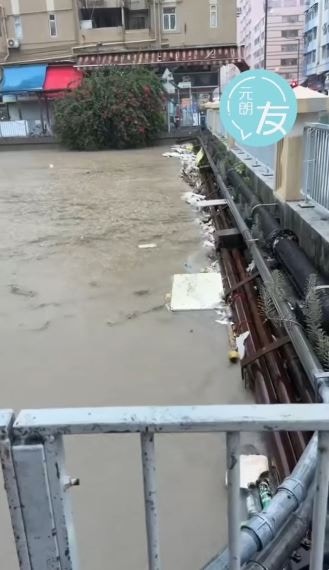 元朗明渠幾乎水浸沒頂。（網上截圖）