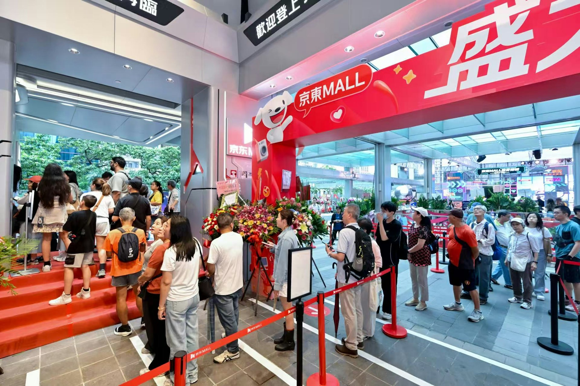 「京東MALL」6月18日早上10時開幕,店外已有數十人排隊等待「掃貨」。(京東提供圖片) 「京東MALL」6月18日早上10時開幕,店外已有數十人排隊等待「掃貨」。(京東提供圖片)