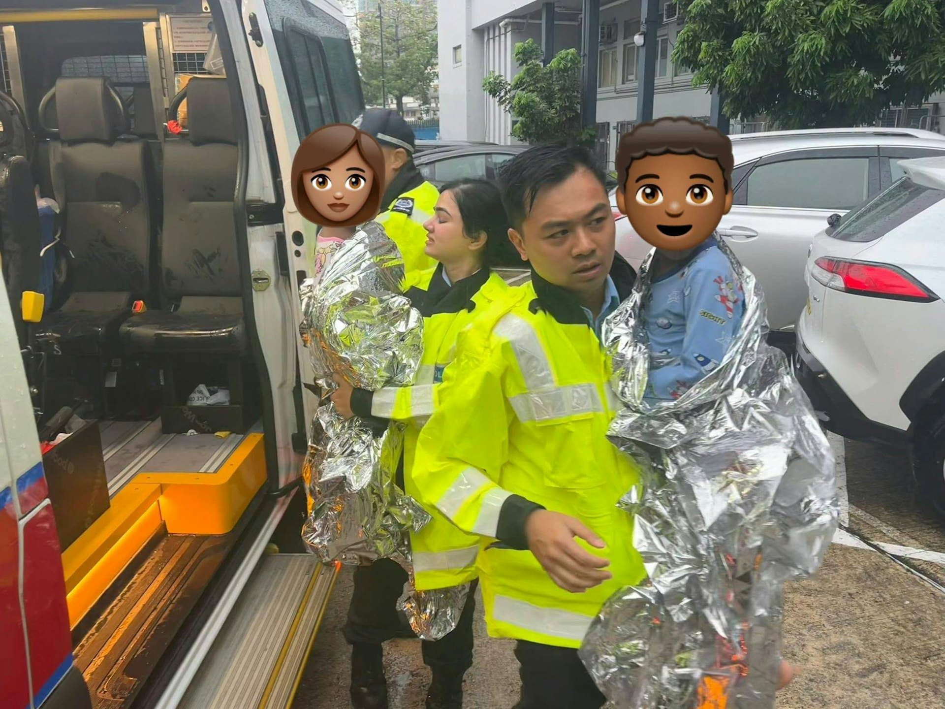 黑雨期間警方元朗警區動員前往協助受困市民,並呼籲市民儘量留在安全的室內地方。(警方圖片) 黑雨期間警方元朗警區動員前往協助受困市民,並呼籲市民儘量留在安全的室內地方。(警方圖片)