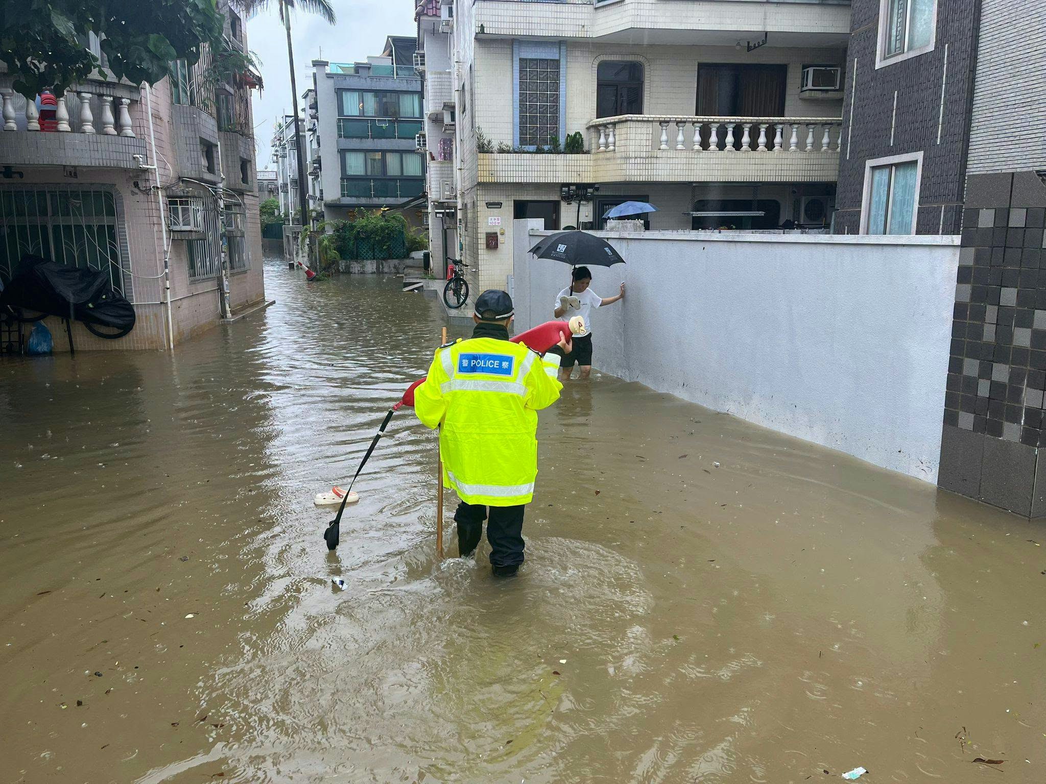 黑雨期間警方元朗警區動員前往協助受困市民，並呼籲市民儘量留在安全的室內地方。（警方圖片）