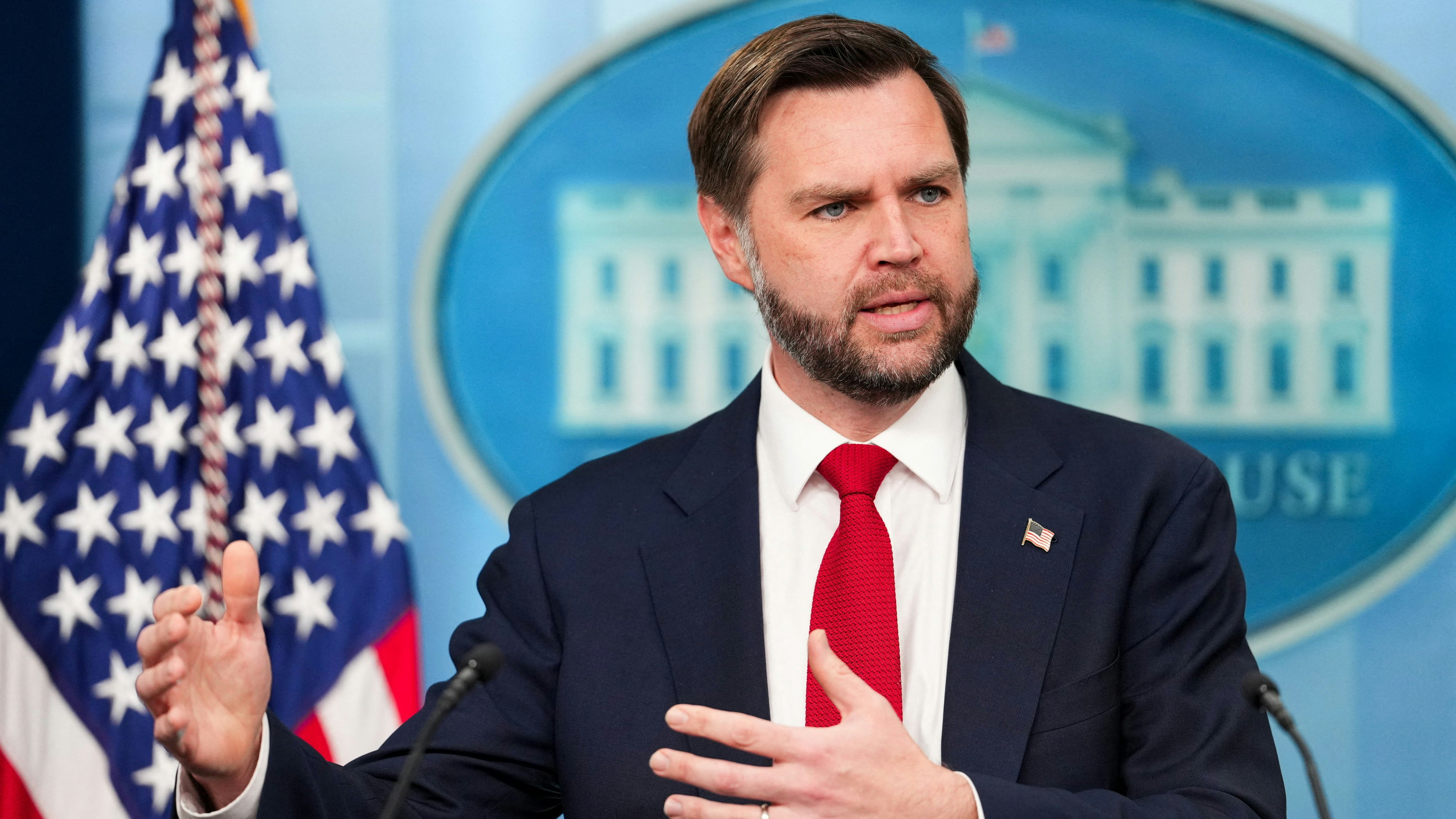 图为2026年6月18日,美国副总统万斯(JD Vance)在白宫举行的新闻发布会上发表演讲。(Reuters)