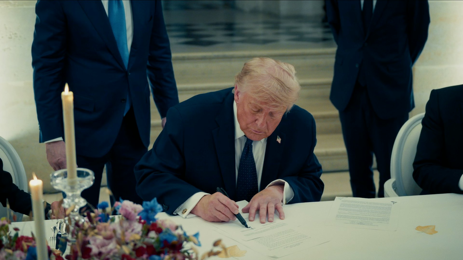 2026年6月17日,法國巴黎附近的凡爾賽宮,美國總統特朗普(Donald Trump)簽署美伊諒解備忘錄。(X@WhiteHouse) 2026年6月17日,法國巴黎附近的凡爾賽宮,美國總統特朗普(Donald Trump)簽署美伊諒解備忘錄。(X@WhiteHouse)