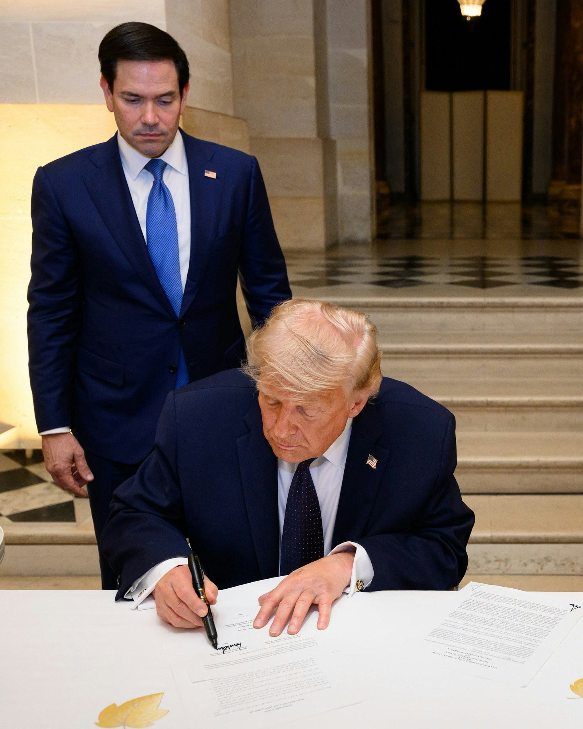 2026年6月17日,法國巴黎附近的凡爾賽宮,美國總統特朗普(Donald Trump,右)在國務卿魯比奧(Marco Rubio,左)見證下簽署美伊諒解備忘錄。(X@WhiteHouse) 2026年6月17日,法國巴黎附近的凡爾賽宮,美國總統特朗普(Donald Trump,右)在國務卿魯比奧(Marco Rubio,左)見證下簽署美伊諒解備忘錄。(X@WhiteHouse)