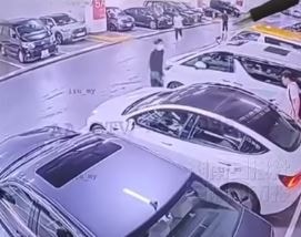 事主（右）打開車門之際，3名男子相繼走近。（網上截圖）