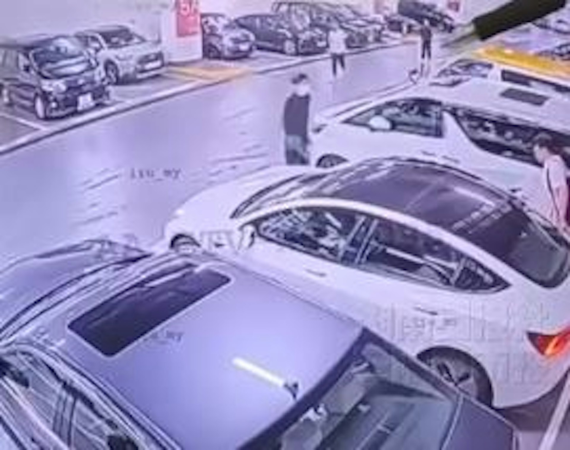 事主(右)打開車門之際,3名男子相繼走近。(網上截圖) 事主(右)打開車門之際,3名男子相繼走近。(網上截圖)