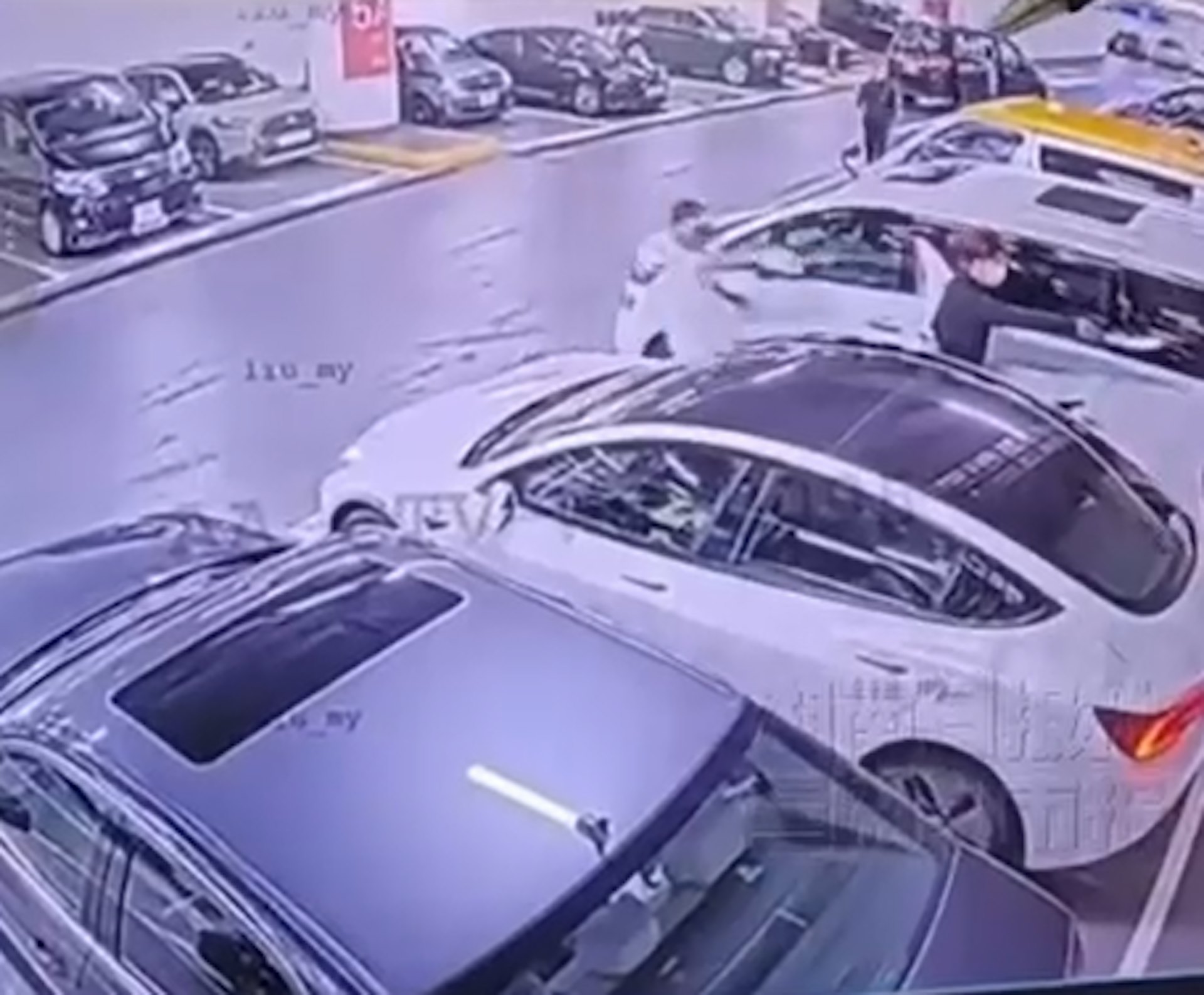 穿深色衫戴口罩的男子持刀,直指向事主心口位置,將他迫到車尾位置;另一名白衫漢亦緊隨其後舉刀指嚇。(網上截圖) 穿深色衫戴口罩的男子持刀,直指向事主心口位置,將他迫到車尾位置;另一名白衫漢亦緊隨其後舉刀指嚇。(網上截圖)