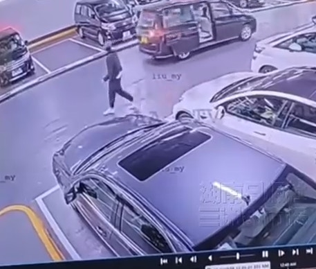 第三名歹徒一直觀望事件，一輛黑色七人車的中門打開倒駛而至。（網上截圖）