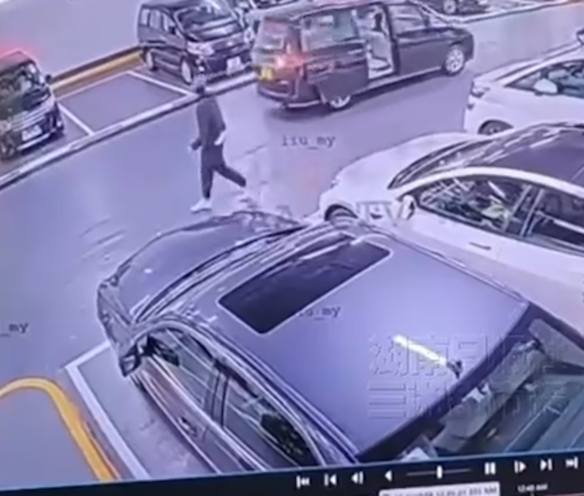 第三名歹徒一直觀望事件,一輛黑色七人車的中門打開倒駛而至。(網上截圖) 第三名歹徒一直觀望事件,一輛黑色七人車的中門打開倒駛而至。(網上截圖)