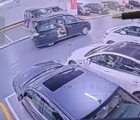 懷疑歹徒得手後登上七人車逃去無蹤。（網上截圖）