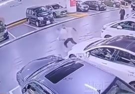 白衫持刀男在車頭位置跑過，第三名歹徒一直在觀望事件。（網上截圖）