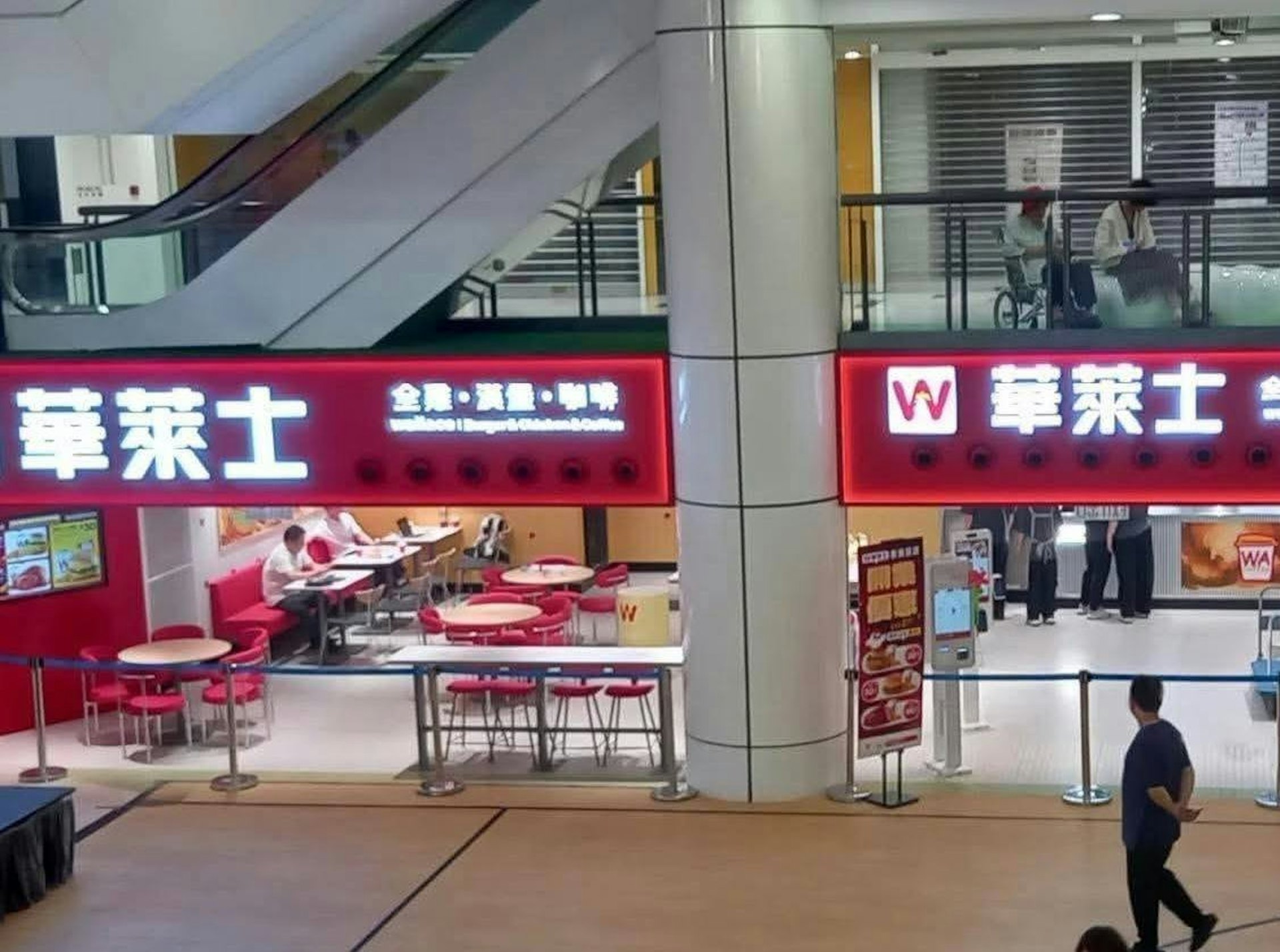 華萊士香港首店已開業,相片可見顧客量不多,仍有大量空座。(Threads/zero.cheng圖片) 華萊士香港首店已開業,相片可見顧客量不多,仍有大量空座。(Threads/zero.cheng圖片)