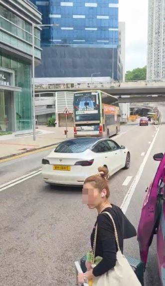 其中女乘客拖兩件行李，視察交通情況準備過馬路。（車cam L（香港群組）/文迪影片截圖）