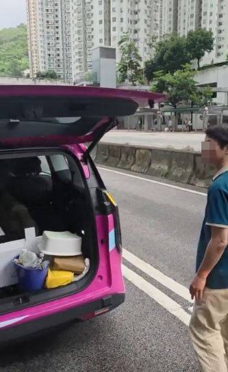 的士司機則施施然回到車箱駕車離開。（車cam L（香港群組）/文迪影片截圖）