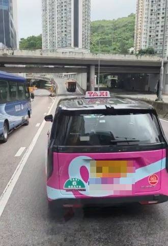 的士司機則施施然回到車箱駕車離開。（車cam L（香港群組）/文迪影片截圖）