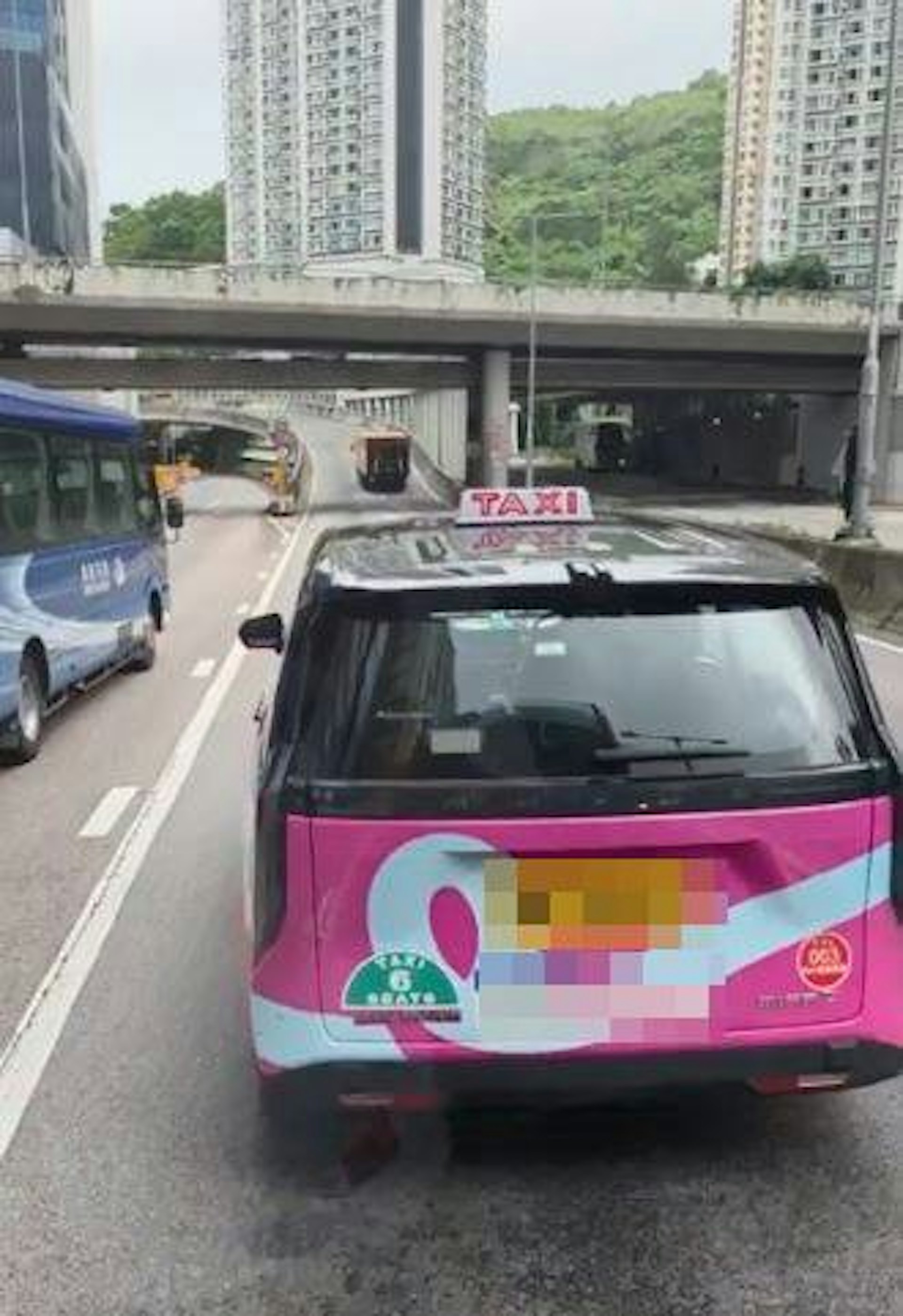 的士司機則施施然回到車箱駕車離開。(車cam L(香港群組)/文迪影片截圖) 的士司機則施施然回到車箱駕車離開。(車cam L(香港群組)/文迪影片截圖)