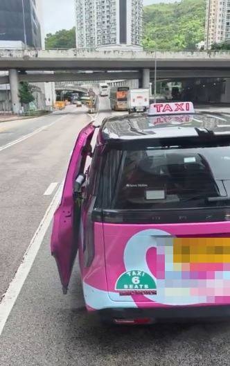 乘客離開後，司機返回座位關上車門驅車而去。（車cam L（香港群組）/文迪影片截圖）