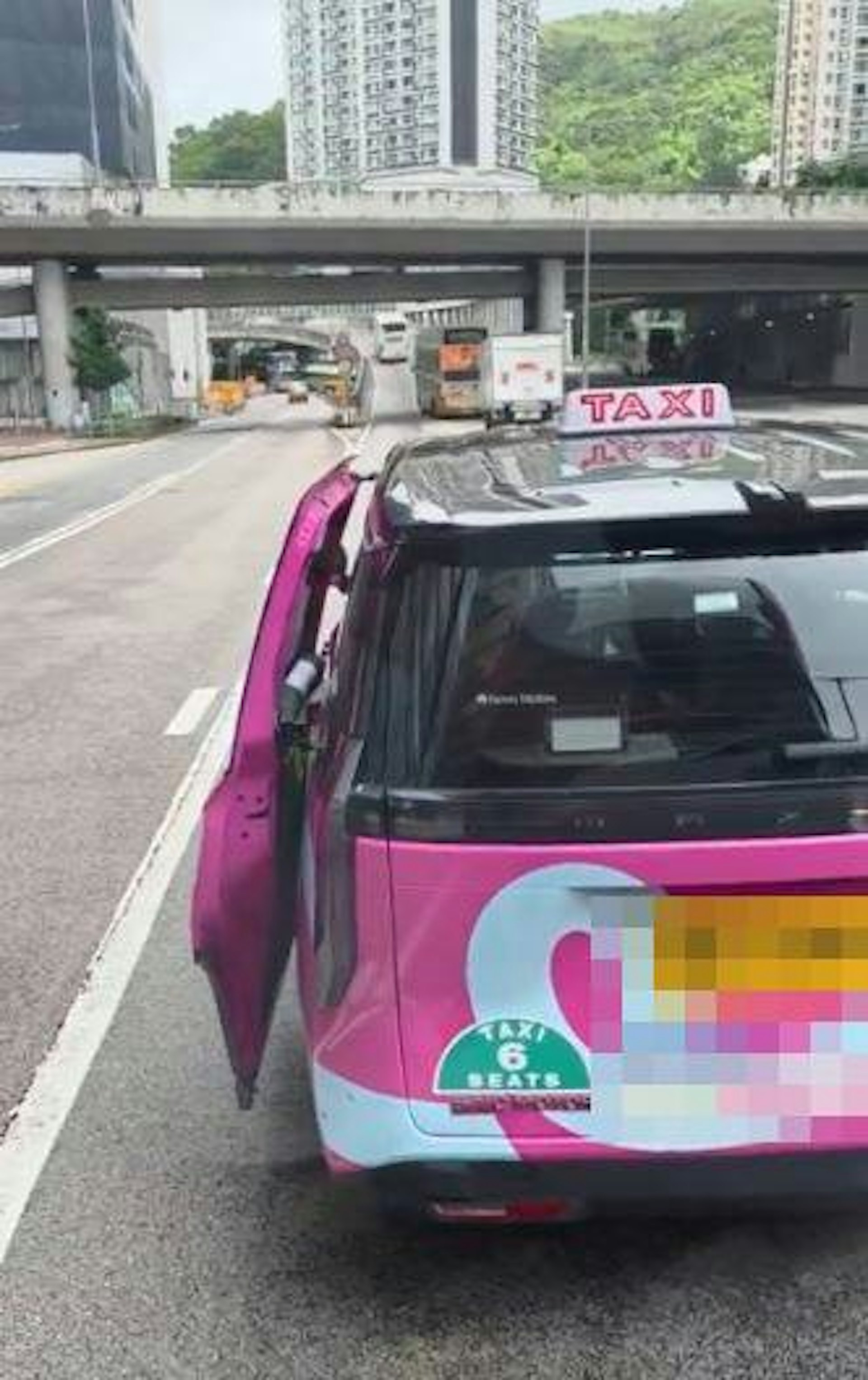 乘客離開後,司機返回座位關上車門驅車而去。(車cam L(香港群組)/文迪影片截圖) 乘客離開後,司機返回座位關上車門驅車而去。(車cam L(香港群組)/文迪影片截圖)