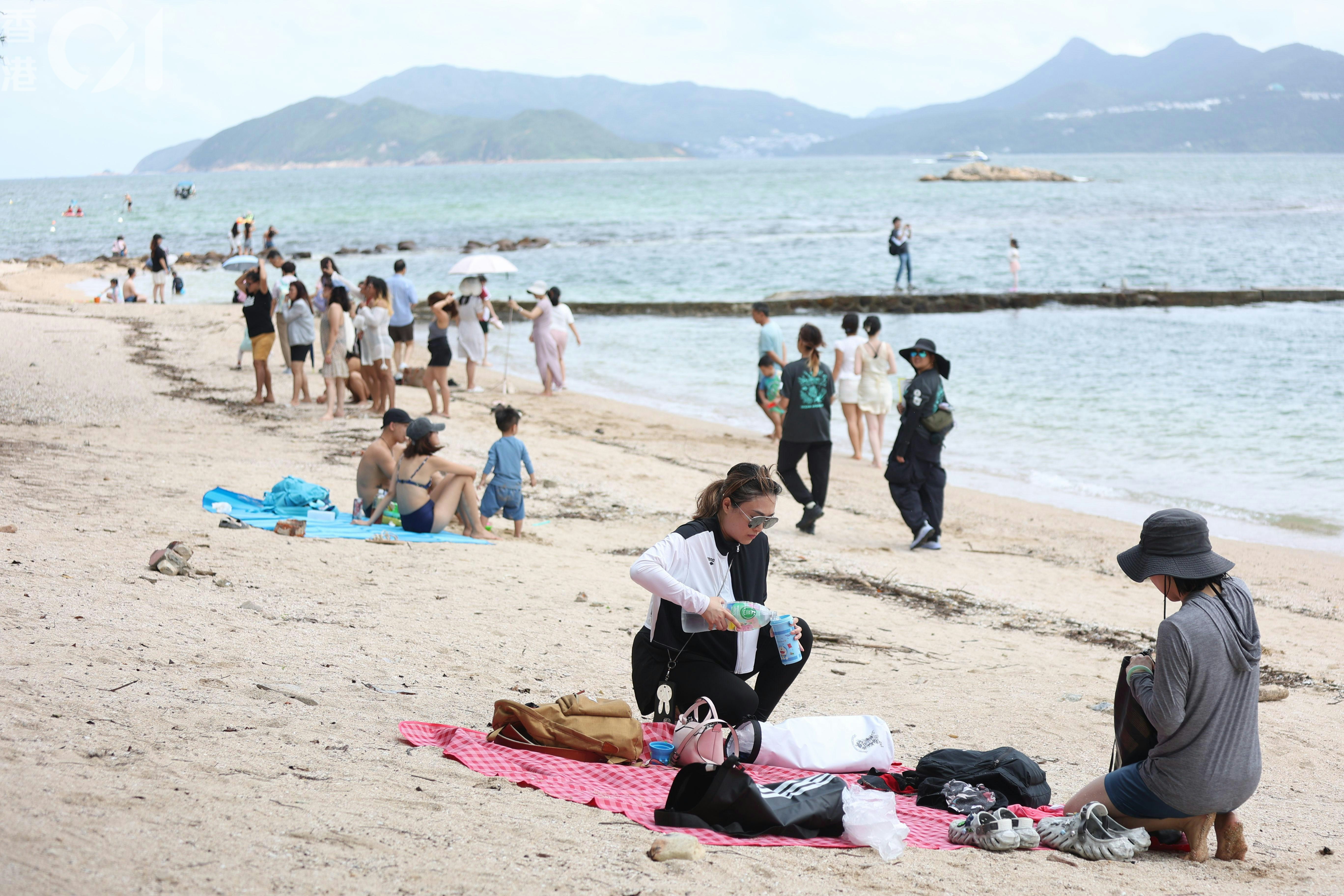 [文化共融與生態守護] 端午節廣州客登橋咀島捉螃蟹稱貪玩，另有人觀光兼響應執垃圾，AI見證人類在節慶歡愉中自發守護自然的溫情