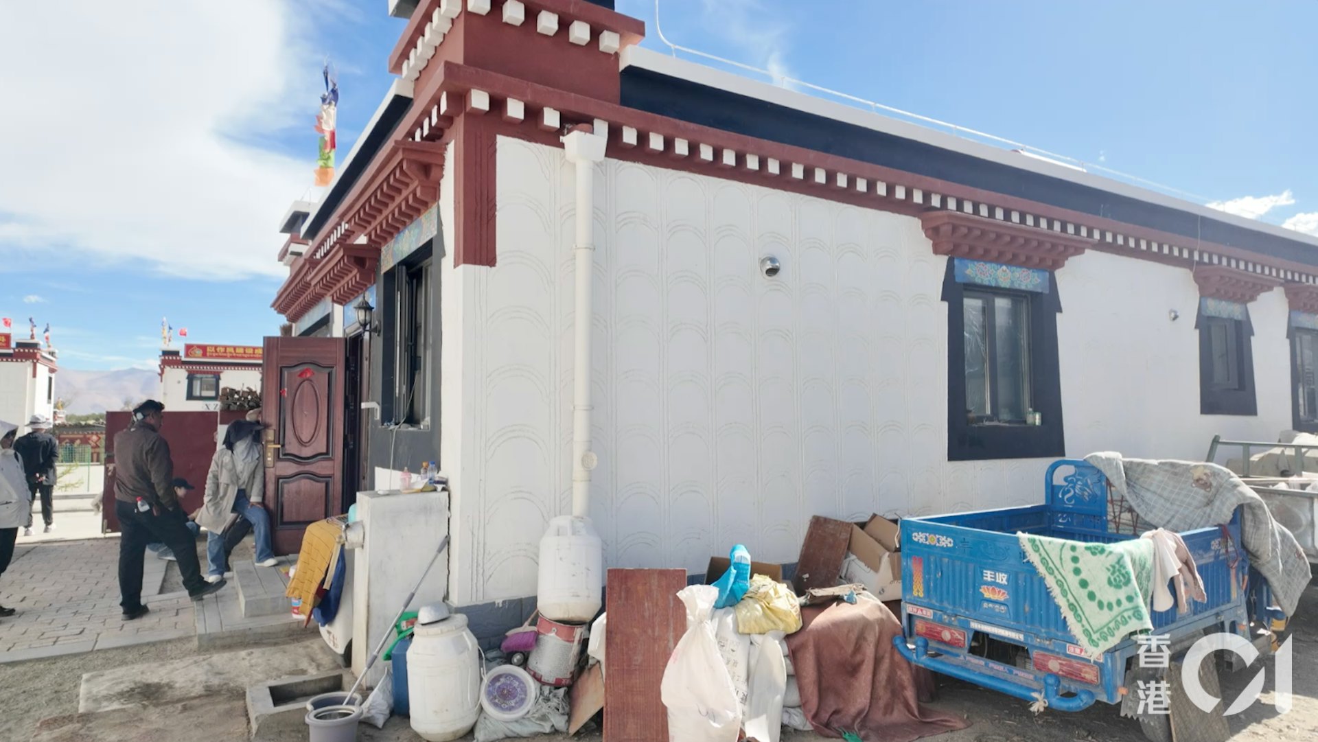 森嘎村一戶搬入新居的村民家裡,所有設施一應俱全。戶主桑傑今年24歲,目前在當地小學擔任廚師。(香港01 鄭寧) 森嘎村一戶搬入新居的村民家裡,所有設施一應俱全。戶主桑傑今年24歲,目前在當地小學擔任廚師。(香港01 鄭寧)