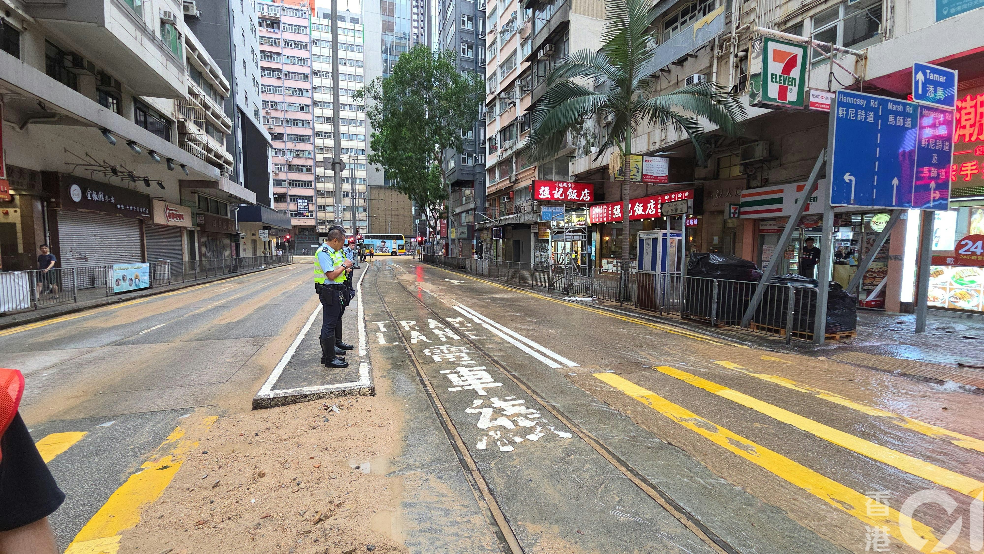 因水管爆裂，跑馬地圏的電車服務暫停。（黃偉民攝）