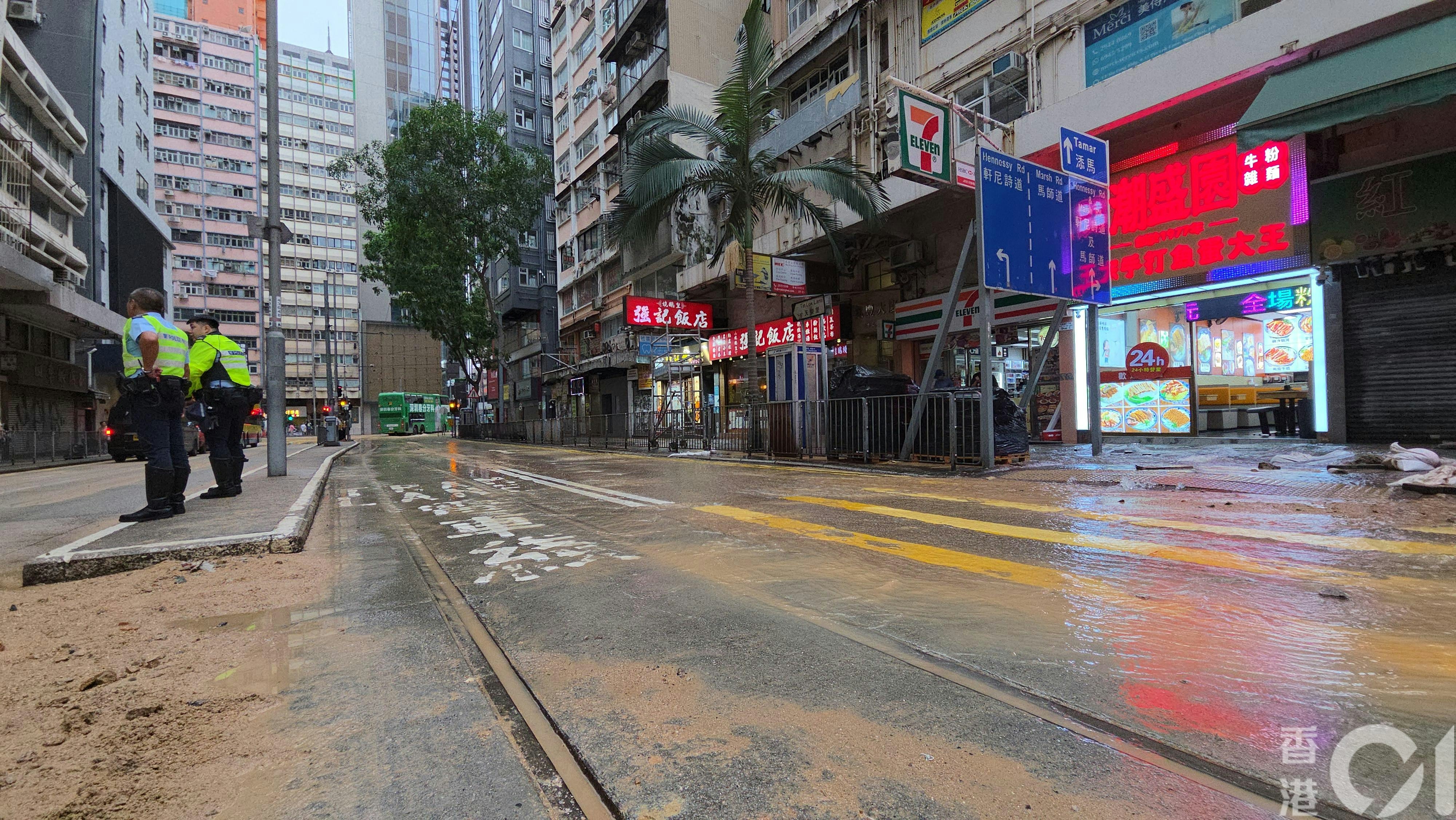 因水管爆裂，跑馬地圏的電車服務暫停。（黃偉民攝）