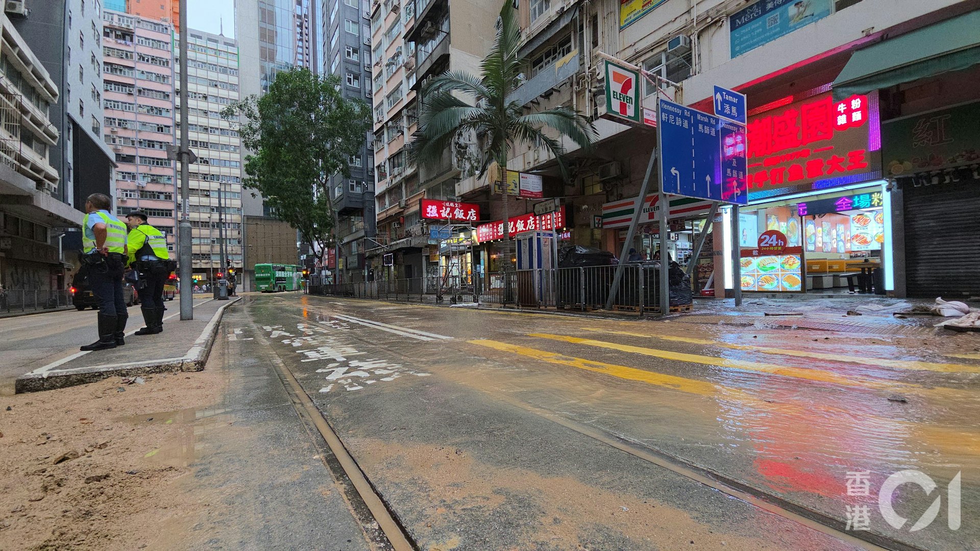 因水管爆裂,跑馬地圏的電車服務暫停。(黃偉民攝) 因水管爆裂,跑馬地圏的電車服務暫停。(黃偉民攝)