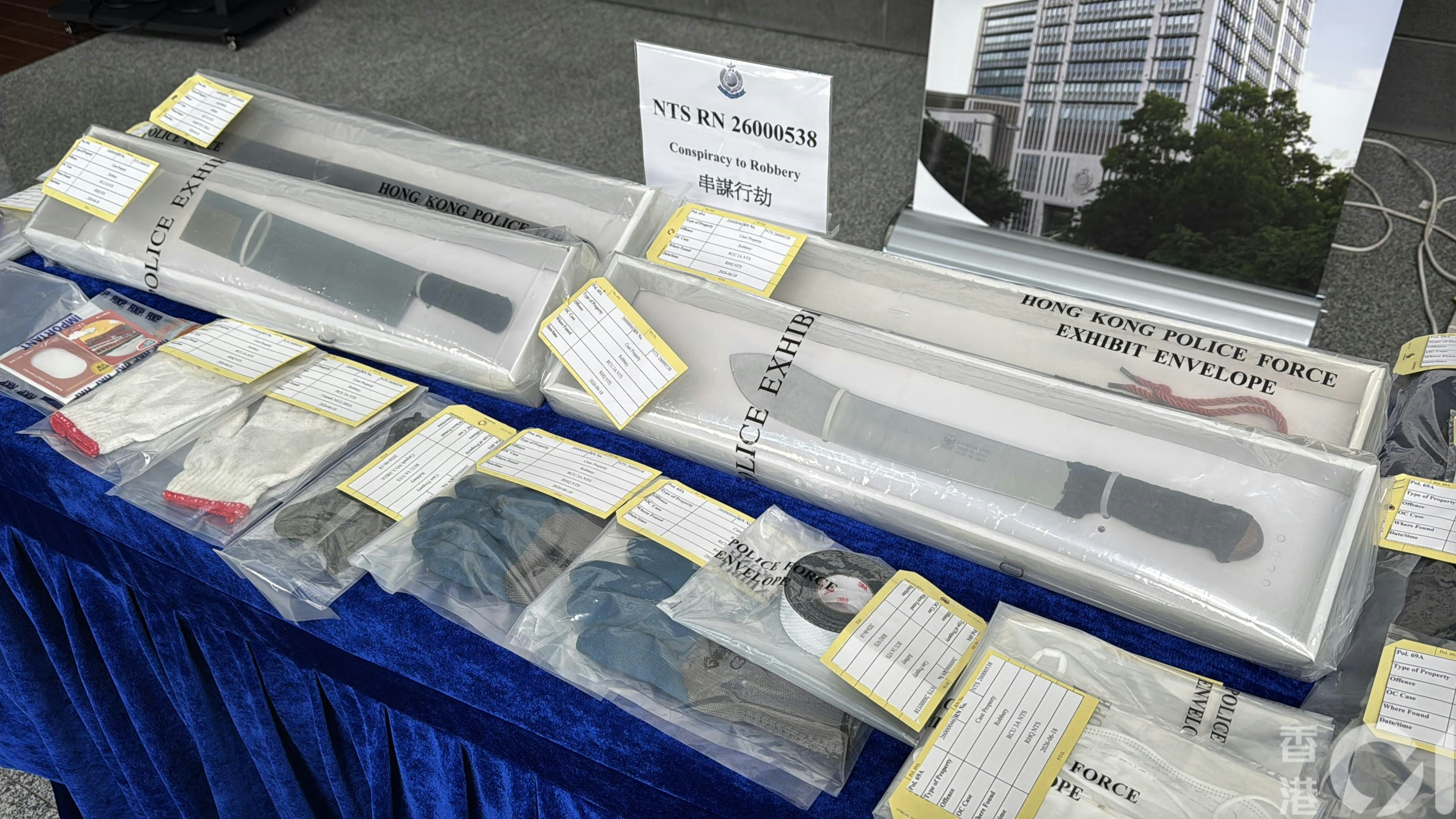 事主遇襲，大腿及左前臂受傷。匪徒得手後登上接應七人車逃去。（翁鈺輝攝）