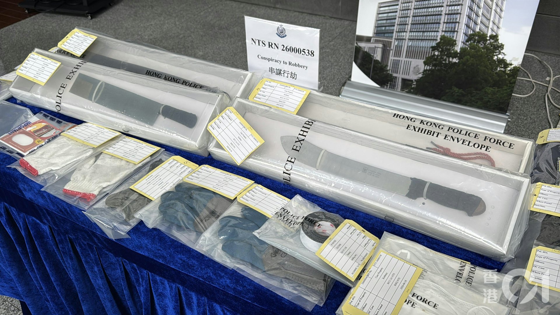 事主遇襲,大腿及左前臂受傷。匪徒得手後登上接應七人車逃去。(翁鈺輝攝) 事主遇襲,大腿及左前臂受傷。匪徒得手後登上接應七人車逃去。(翁鈺輝攝)