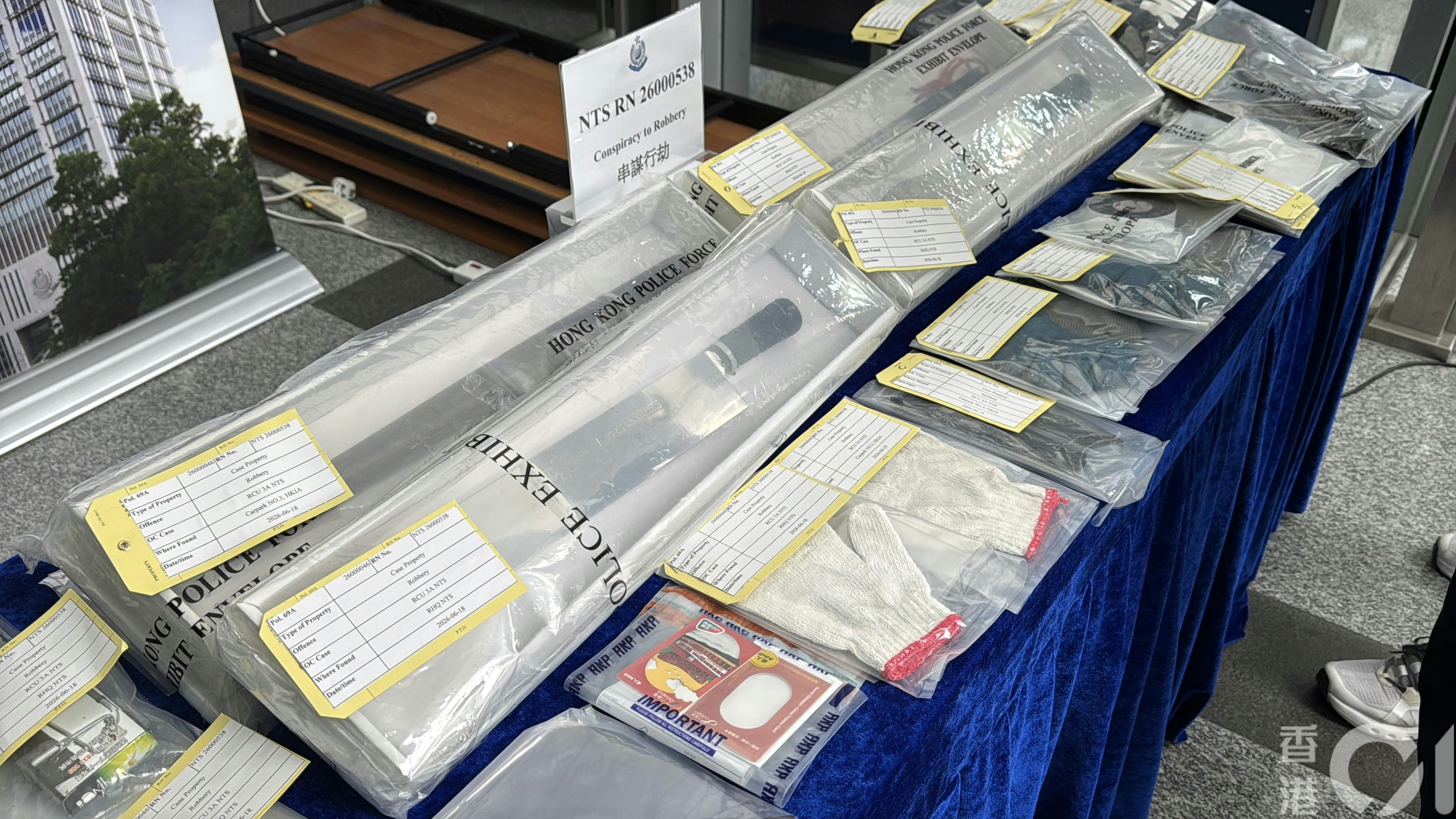 警方在荃灣搵返接應車輛，並起回涉案刀具，但尚未尋回金條。（翁鈺輝攝）