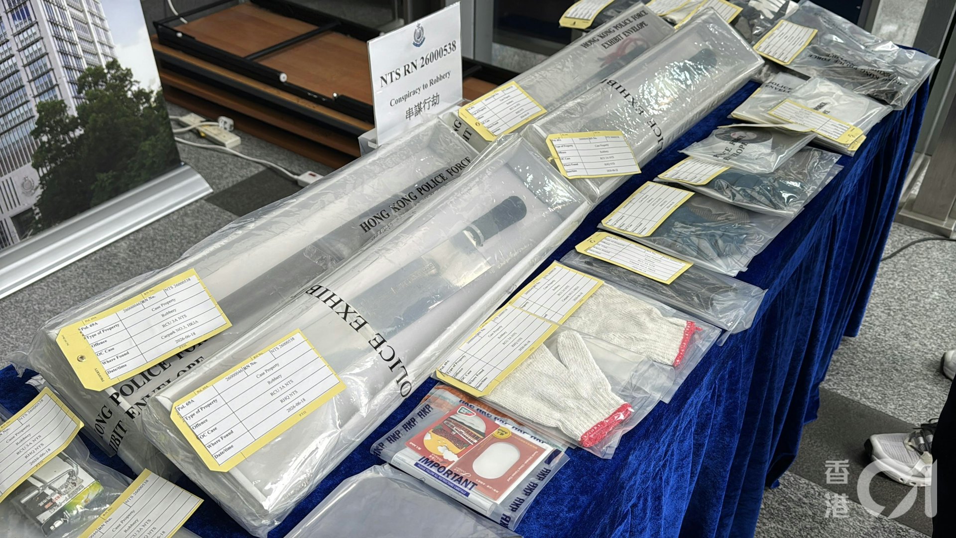 警方在荃灣搵返接應車輛,並起回涉案刀具,但尚未尋回金條。(翁鈺輝攝) 警方在荃灣搵返接應車輛,並起回涉案刀具,但尚未尋回金條。(翁鈺輝攝)