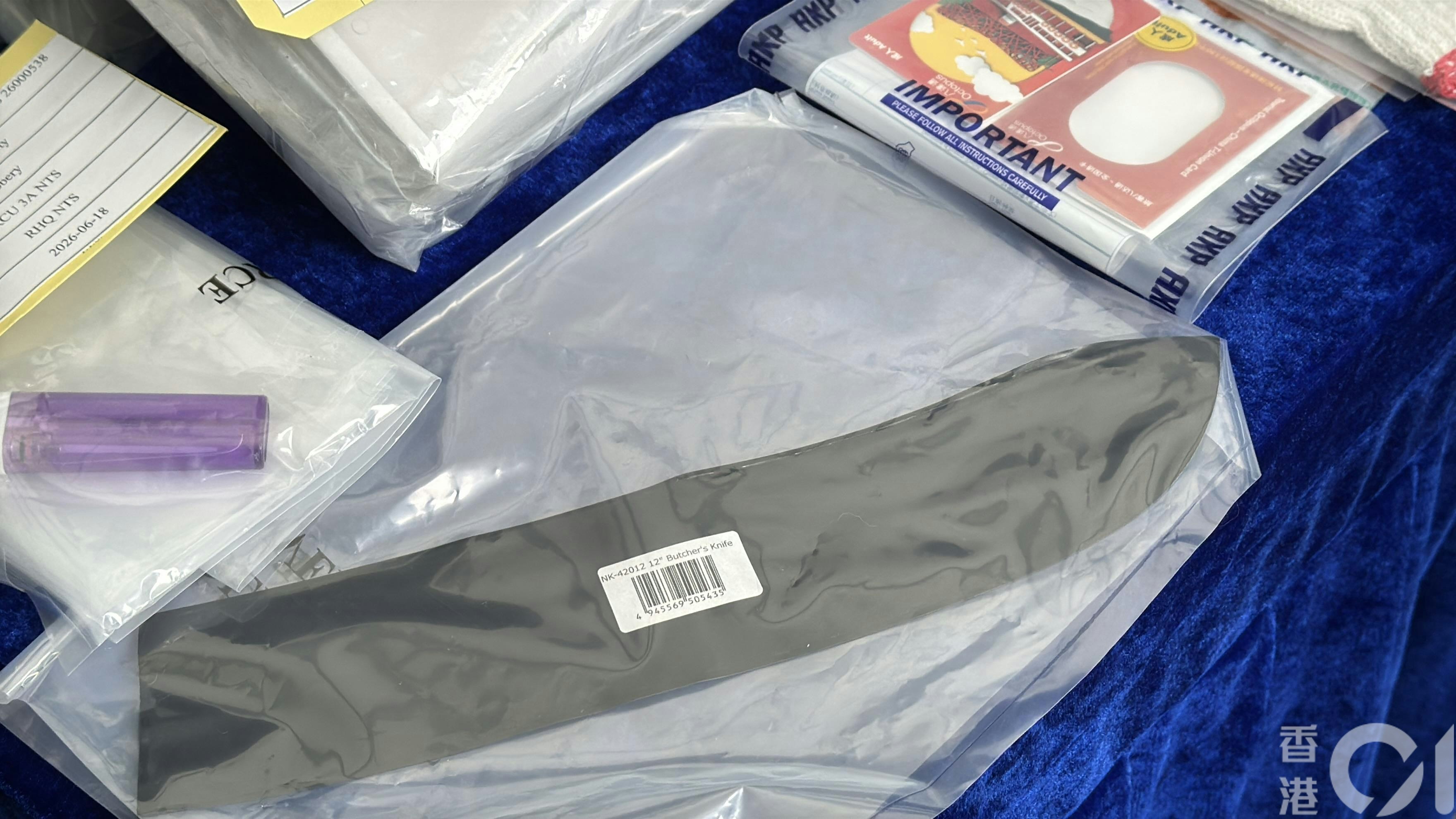 警方在荃灣搵返接應車輛，並起回涉案刀具，但尚未尋回金條。（翁鈺輝攝）