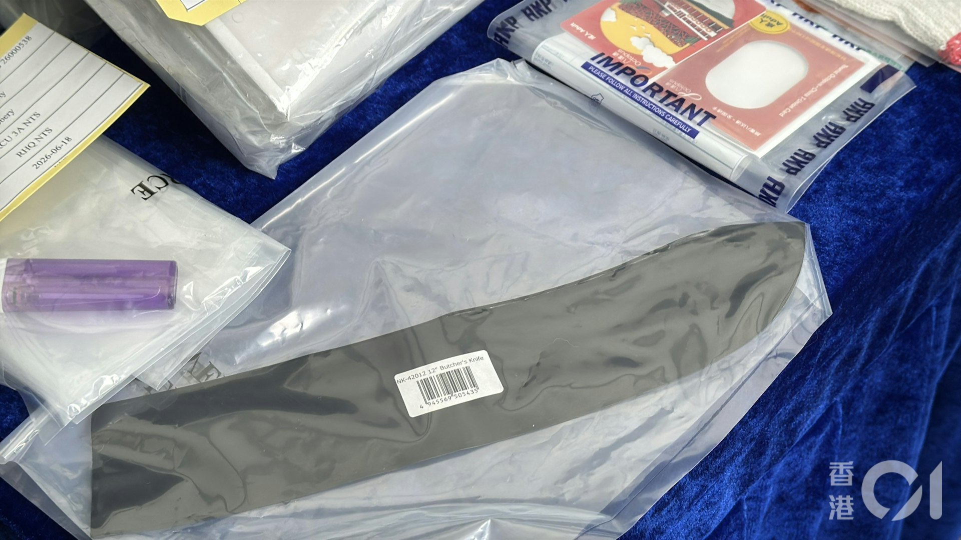 警方在荃灣搵返接應車輛,並起回涉案刀具,但尚未尋回金條。(翁鈺輝攝) 警方在荃灣搵返接應車輛,並起回涉案刀具,但尚未尋回金條。(翁鈺輝攝)