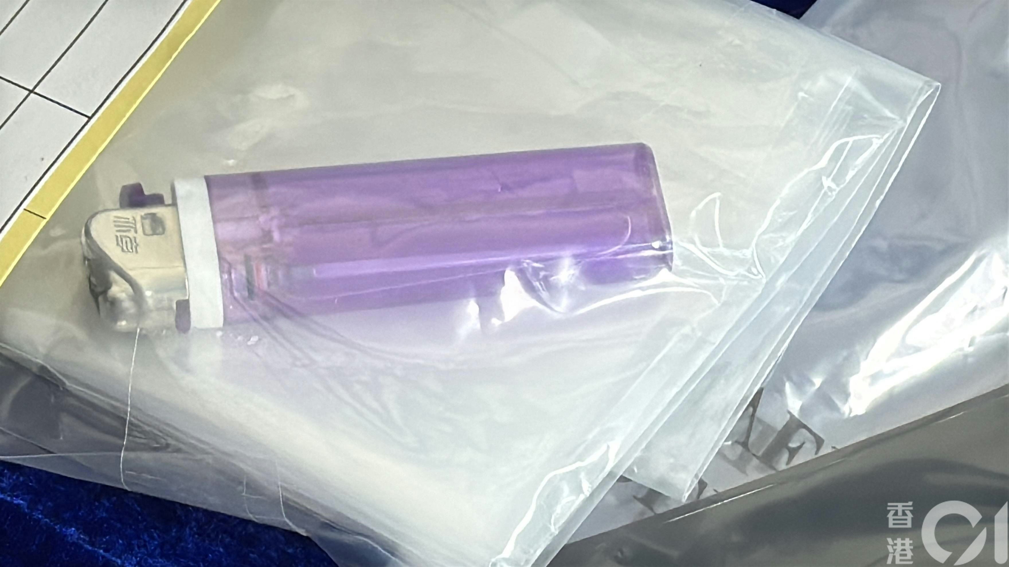警方在荃灣搵返接應車輛，並起回涉案刀具，但尚未尋回金條。（翁鈺輝攝）