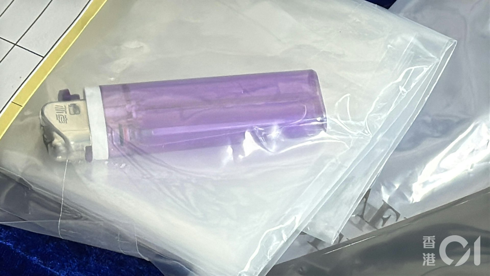 警方在荃灣搵返接應車輛,並起回涉案刀具,但尚未尋回金條。(翁鈺輝攝) 警方在荃灣搵返接應車輛,並起回涉案刀具,但尚未尋回金條。(翁鈺輝攝)