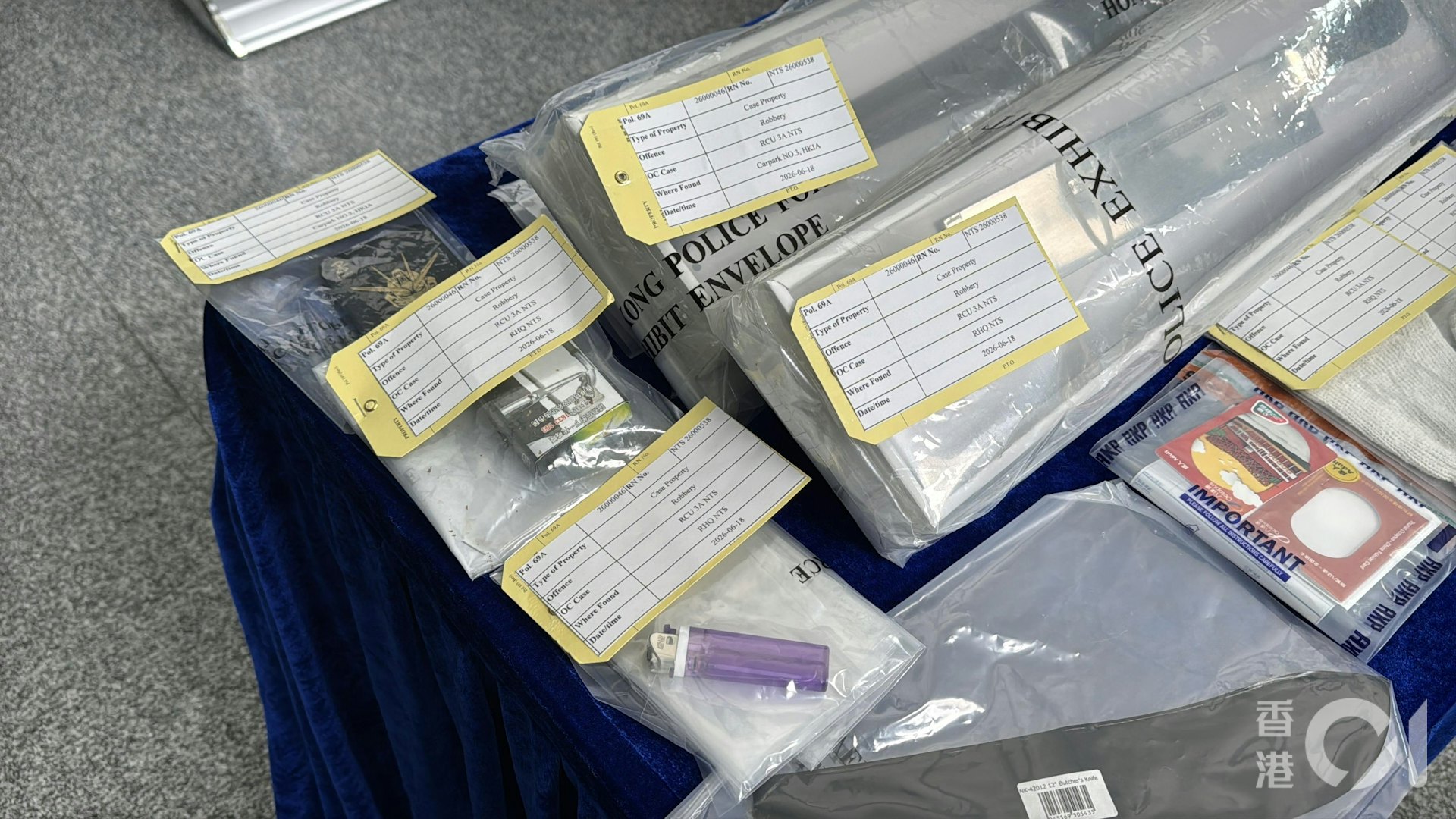 警方在荃灣搵返接應車輛,並起回涉案刀具,但尚未尋回金條。(翁鈺輝攝) 警方在荃灣搵返接應車輛,並起回涉案刀具,但尚未尋回金條。(翁鈺輝攝)