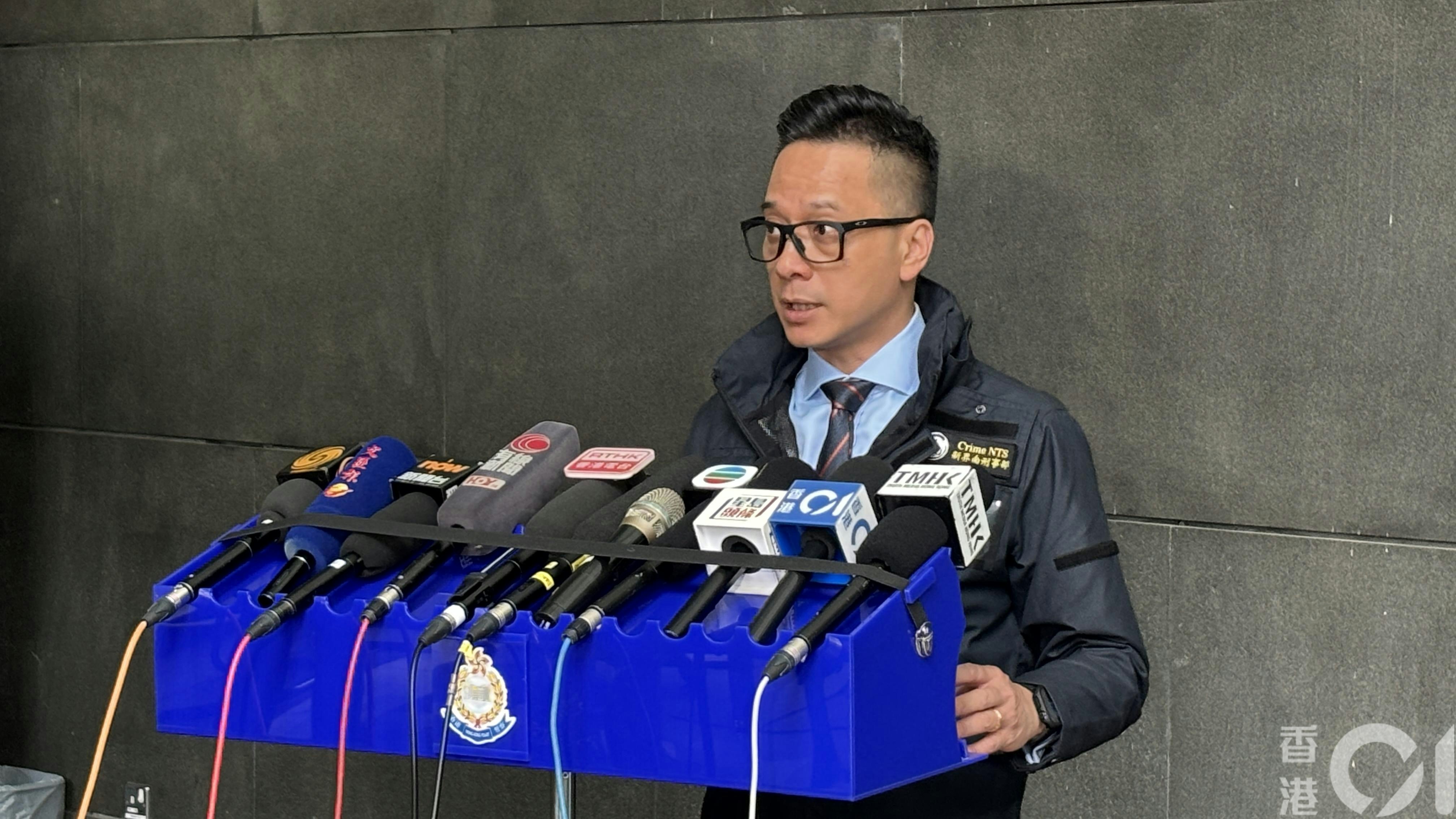 新界南總區刑事總部高級警司姚永勤交代案情。（翁鈺輝攝）