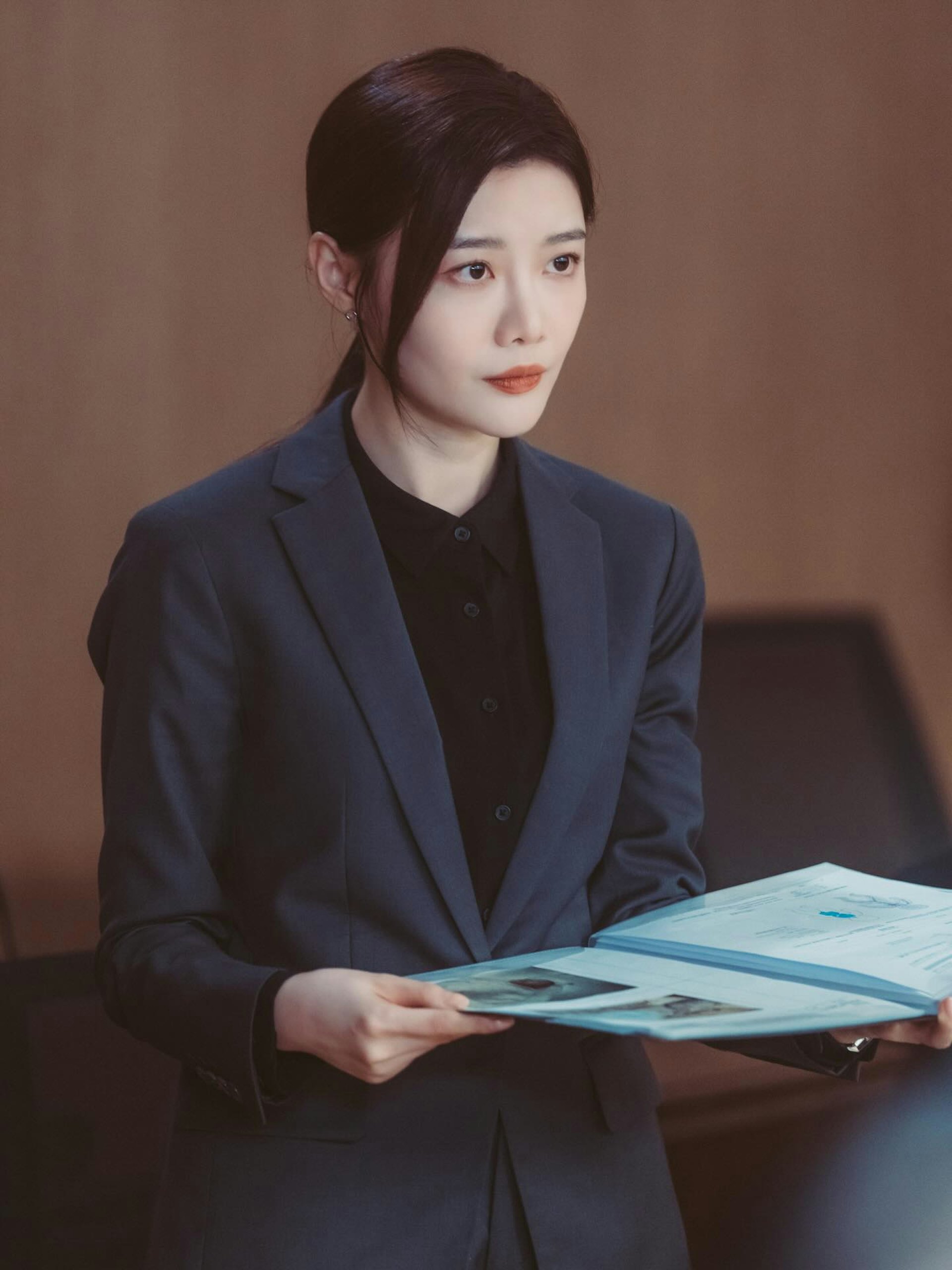 飾演律政司檢控官何書婷一角。(IG@momong629)